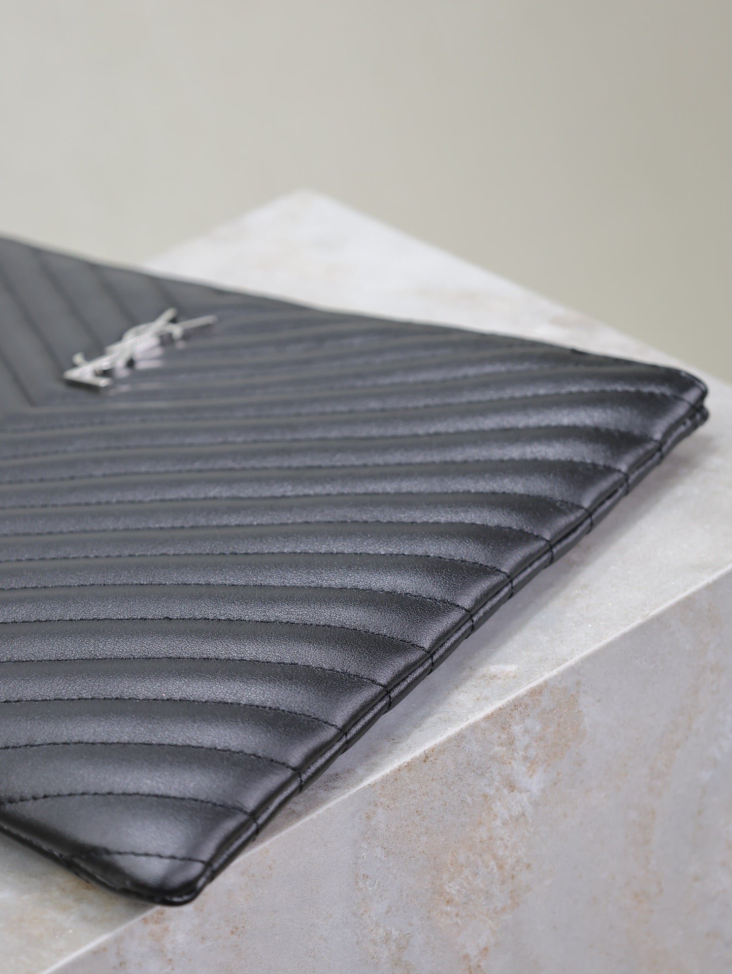 {Style No: W1NR18X6} CLUTCH 36 IN BLACK QUILTED CALFSKIN SILVER BUCKLE - Image 4