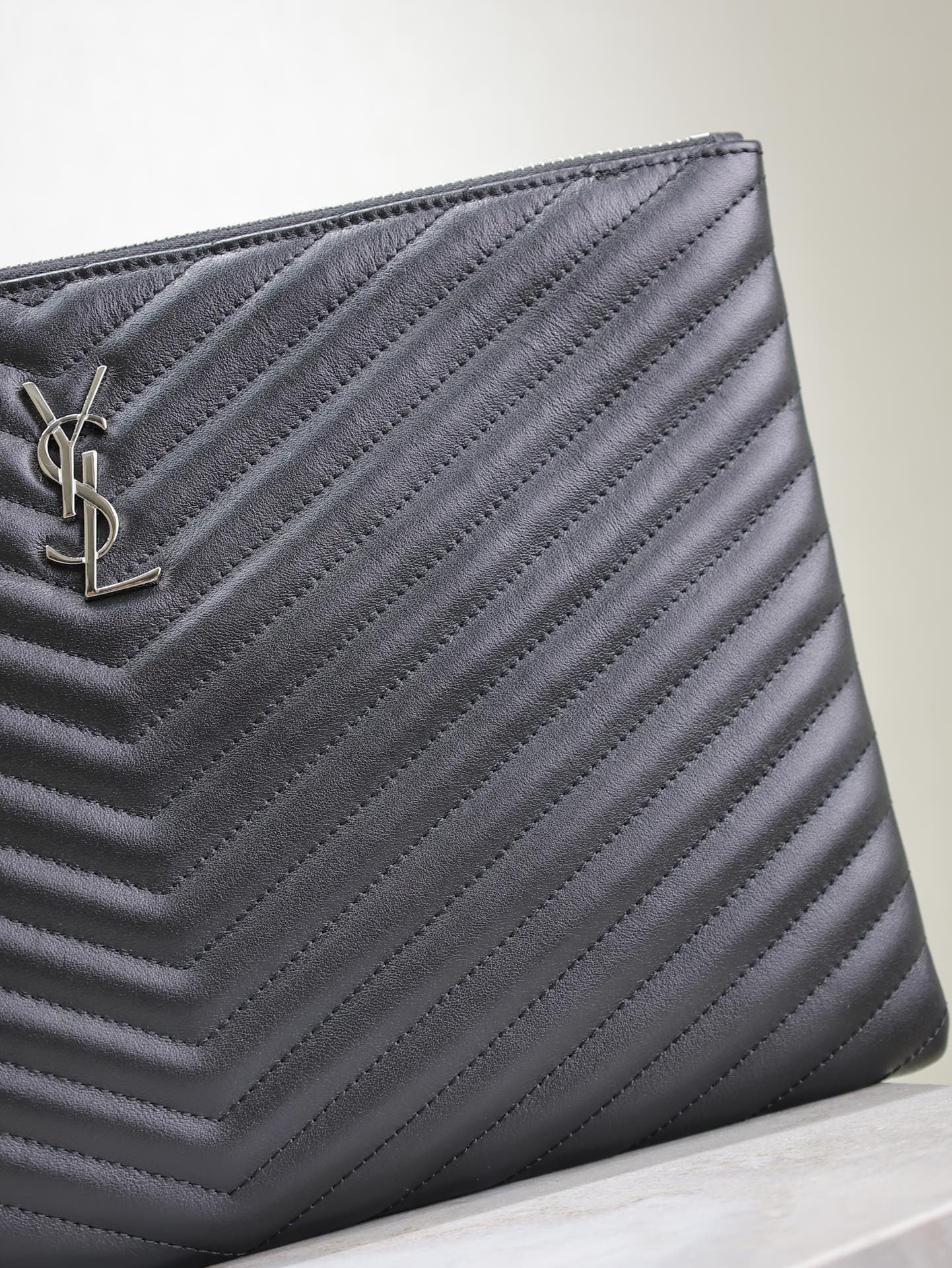 {Style No: W1NR18X6} CLUTCH 36 IN BLACK QUILTED CALFSKIN SILVER BUCKLE - Image 8