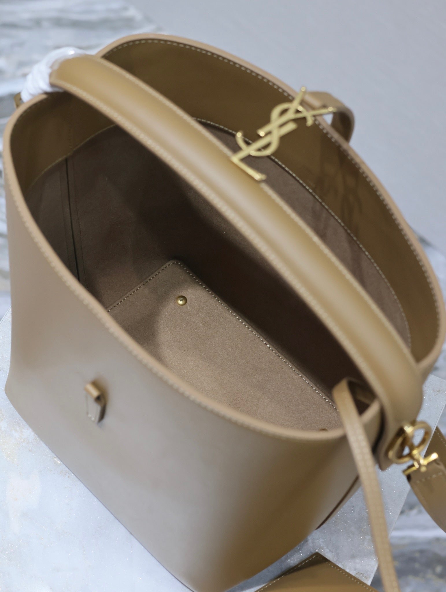 {Style No: S64B2B7H} YSL 25S LE 5 À 7 BAG 26 IN BROWN CALFSKIN GOLD HARDWRE - Image 5