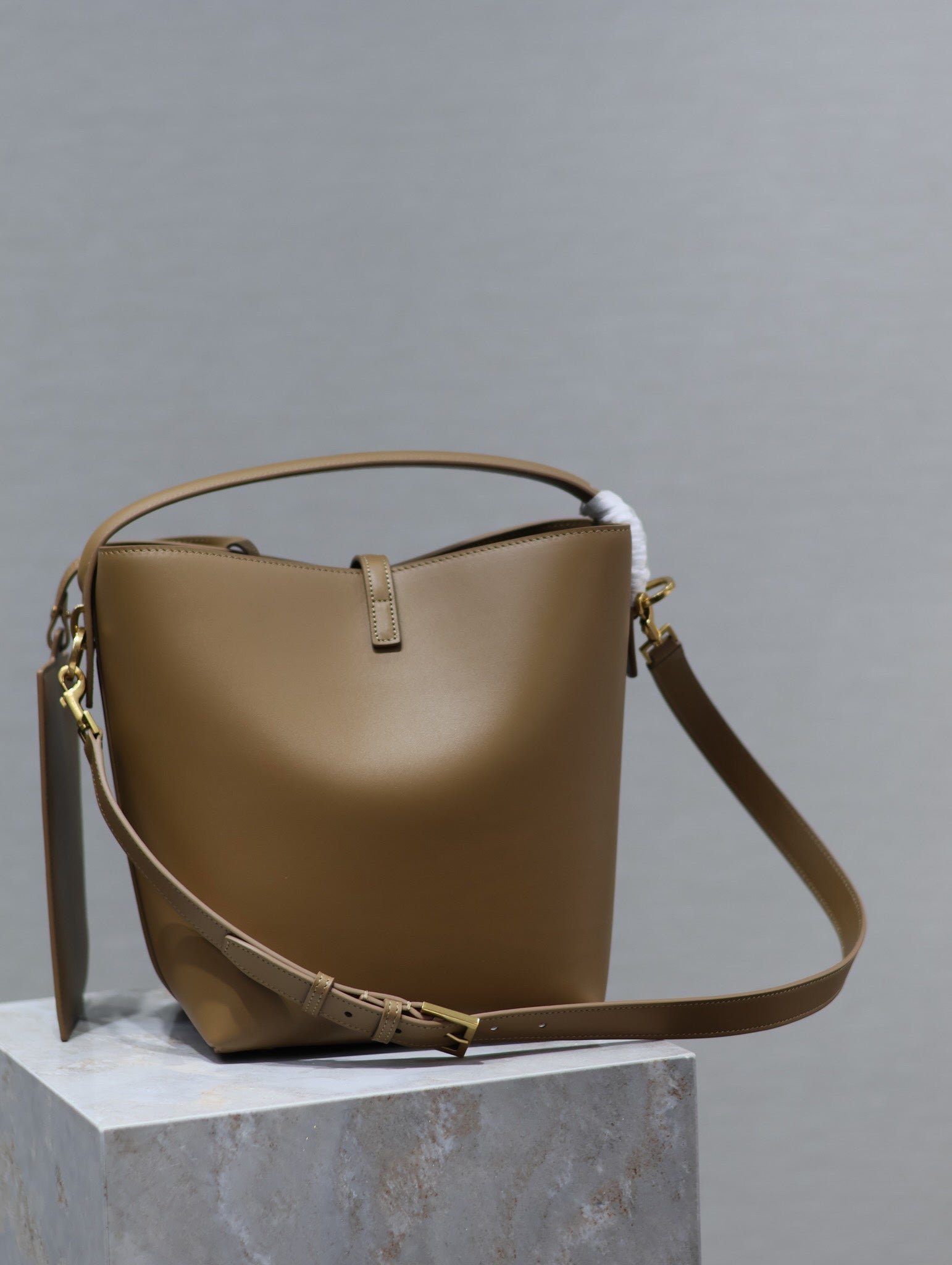 {Style No: S64B2B7H} YSL 25S LE 5 À 7 BAG 26 IN BROWN CALFSKIN GOLD HARDWRE - Image 2