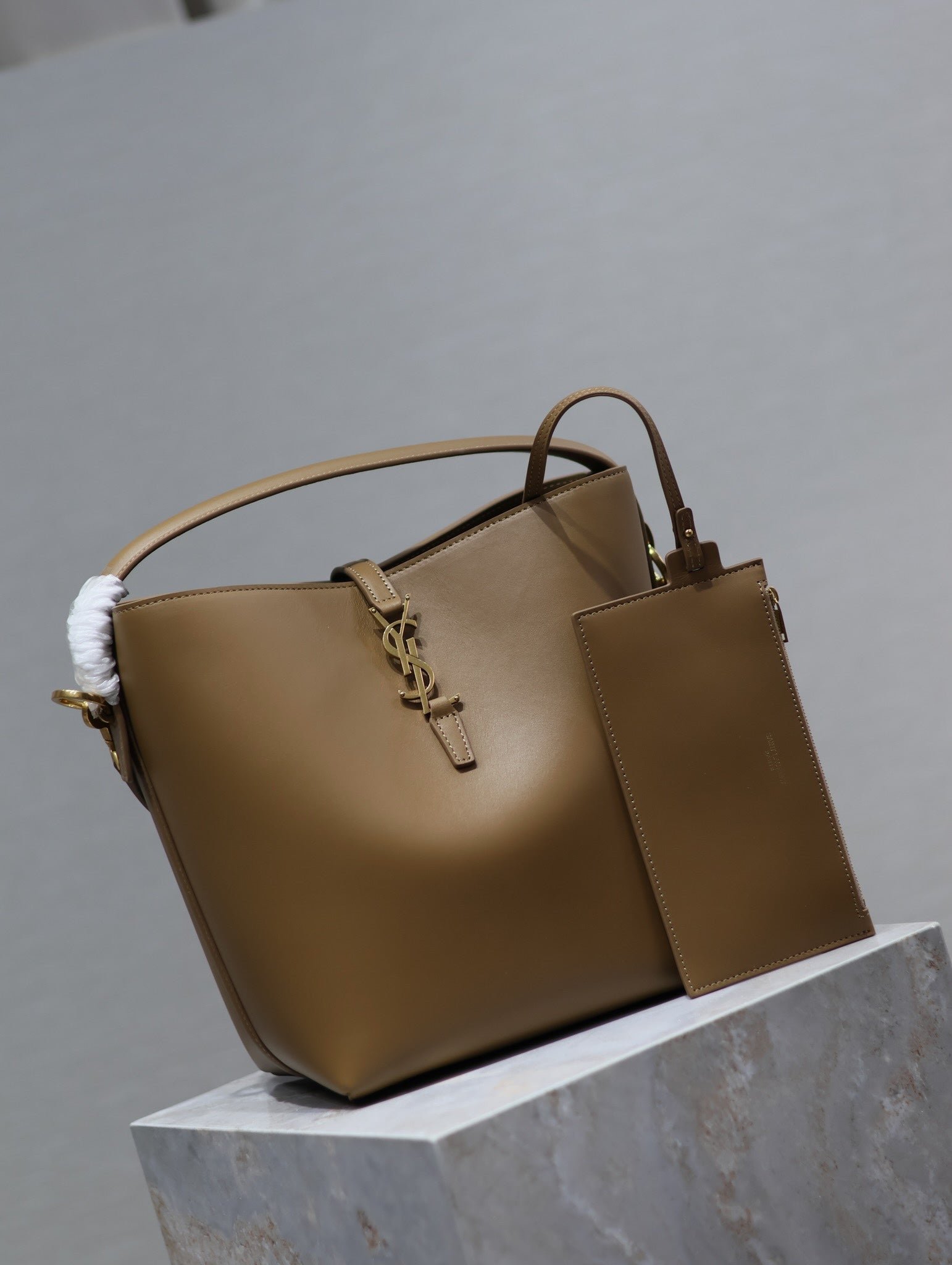 {Style No: S64B2B7H} YSL 25S LE 5 À 7 BAG 26 IN BROWN CALFSKIN GOLD HARDWRE - Image 8