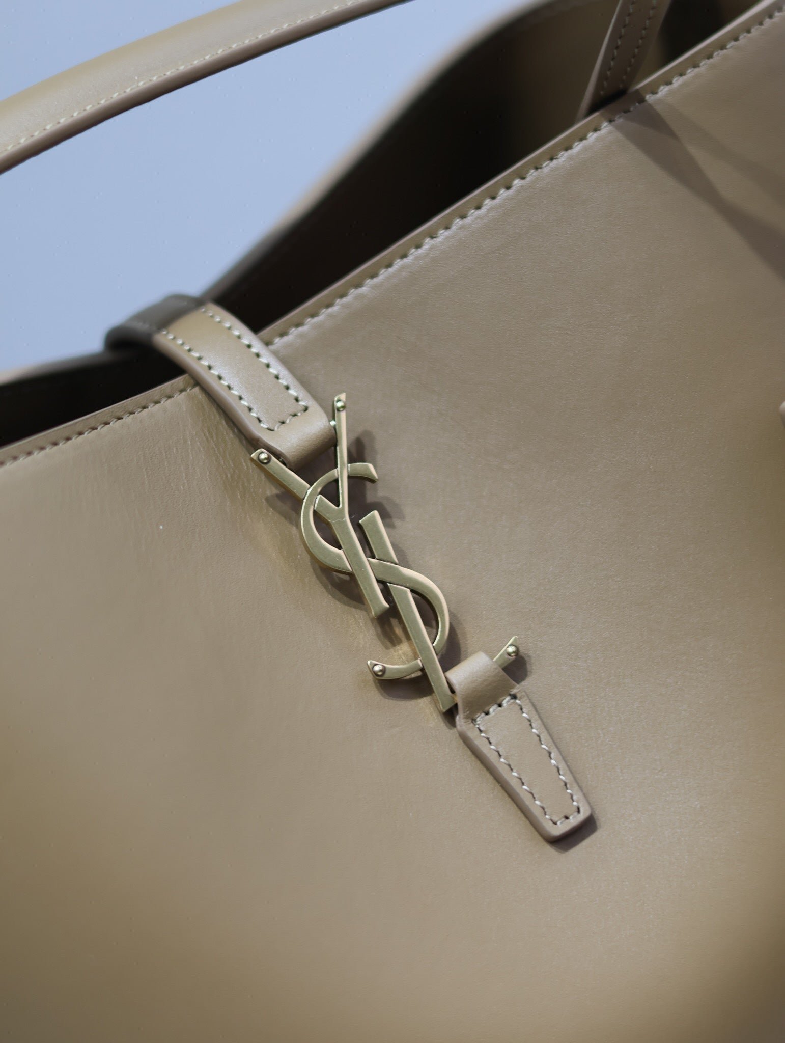 {Style No: S64B2B7H} YSL 25S LE 5 À 7 BAG 26 IN BROWN CALFSKIN GOLD HARDWRE - Image 3