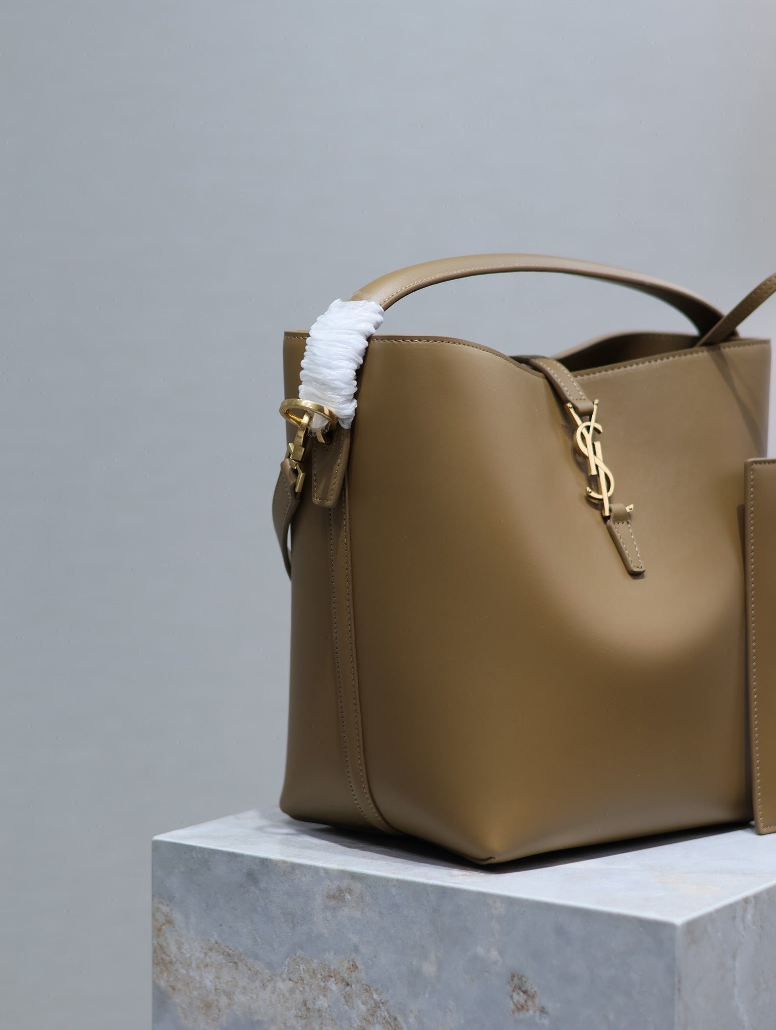 {Style No: 97WBMYJ1} YSL 25S LE 5 À 7 BAG 26 IN BROWN CALFSKIN GOLD HARDWARE - Image 7
