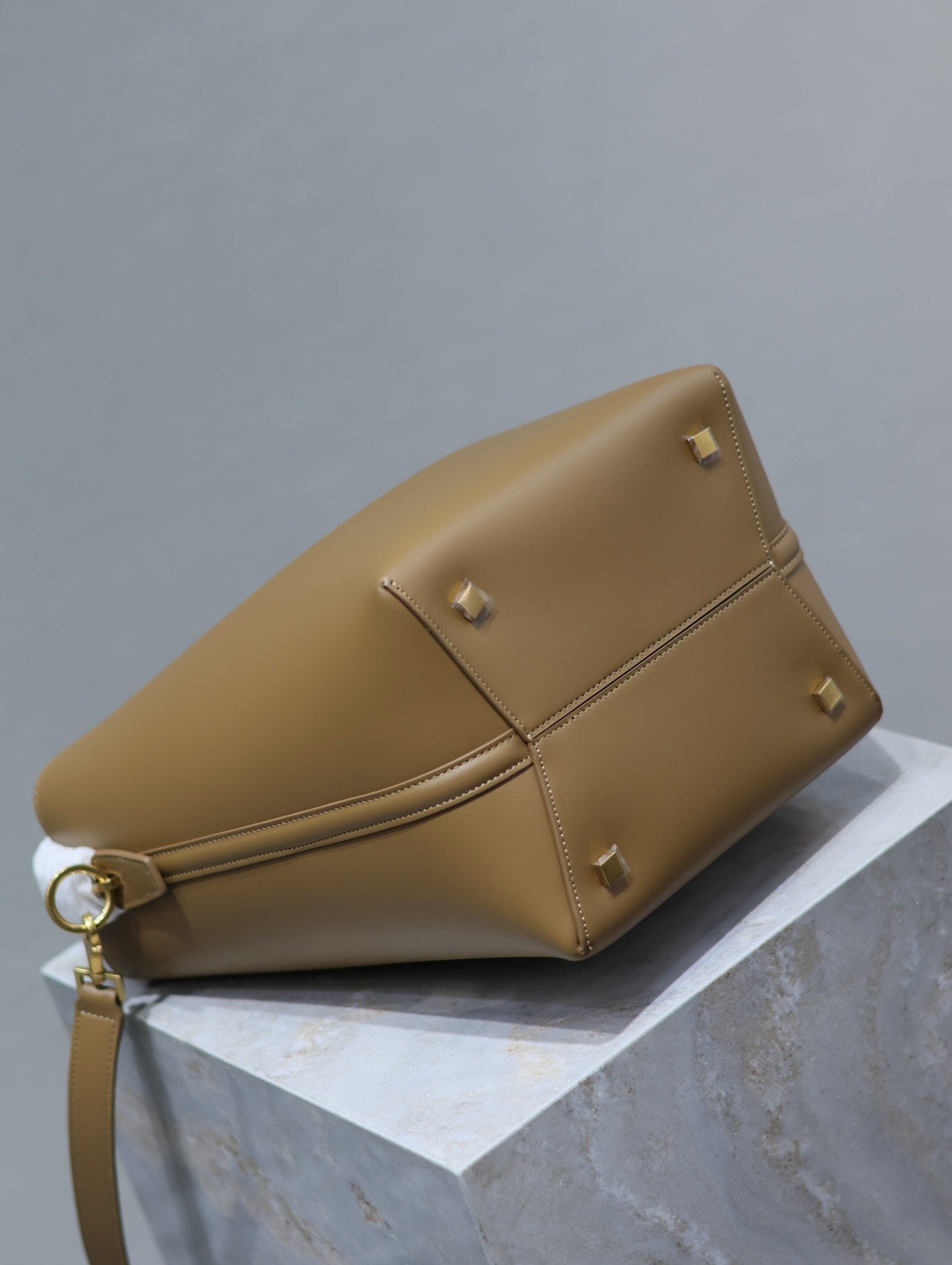 {Style No: S64B2B7H} YSL 25S LE 5 À 7 BAG 26 IN BROWN CALFSKIN GOLD HARDWRE - Image 9