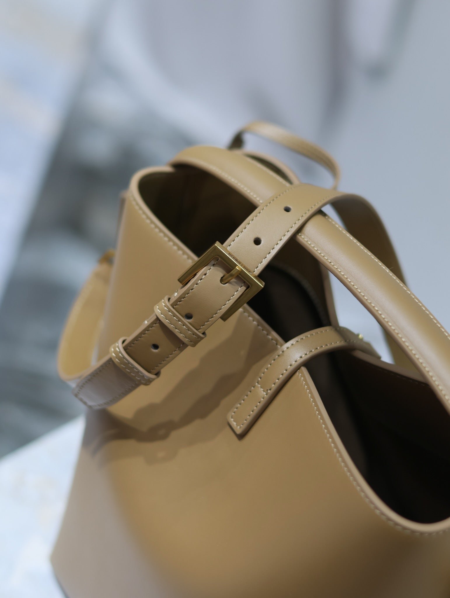 {Style No: S64B2B7H} YSL 25S LE 5 À 7 BAG 26 IN BROWN CALFSKIN GOLD HARDWRE - Image 6