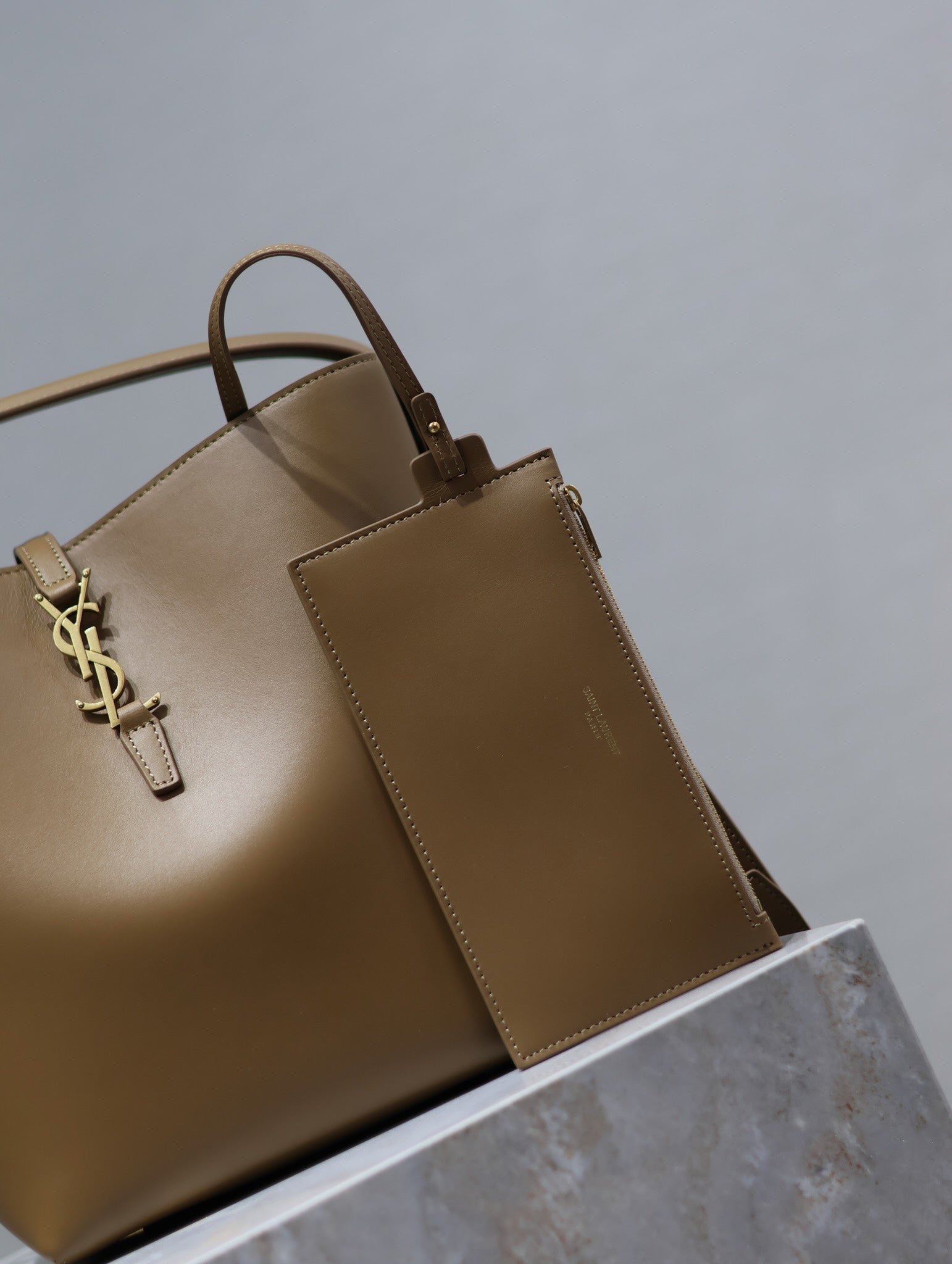 {Style No: 97WBMYJ1} YSL 25S LE 5 À 7 BAG 26 IN BROWN CALFSKIN GOLD HARDWARE - Image 4