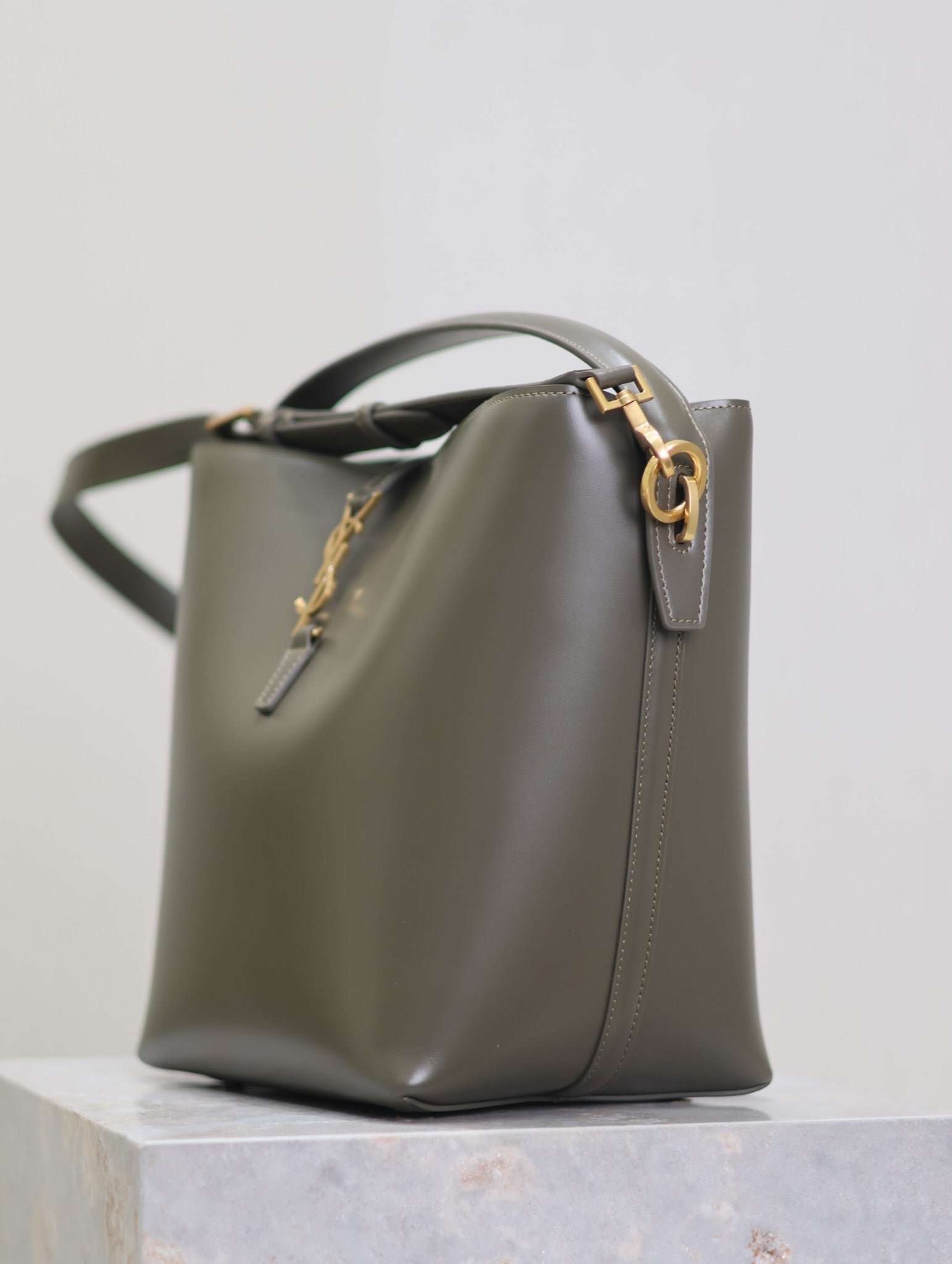 {Style No: U2IJO8XF} YSL 25S LE 5 À 7 BUCKET 26 IN DARK OLIVE CALFSKIN GOLD HARDWRE - Image 4