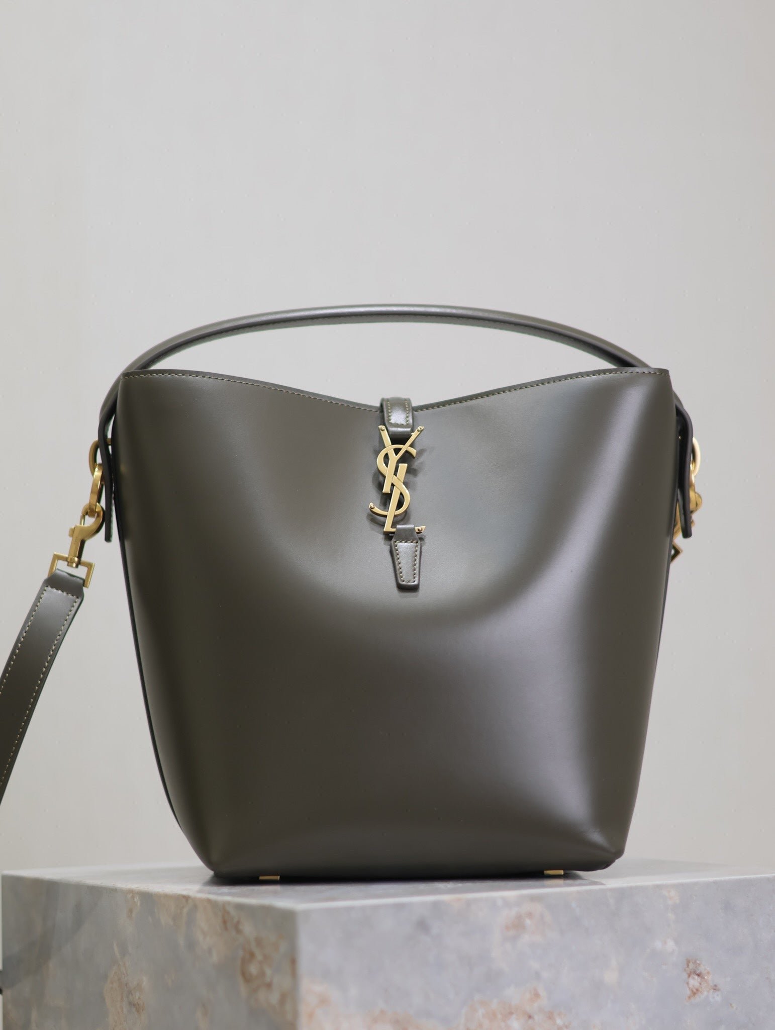 {Style No: U2IJO8XF} YSL 25S LE 5 À 7 BUCKET 26 IN DARK OLIVE CALFSKIN GOLD HARDWRE - Image 6