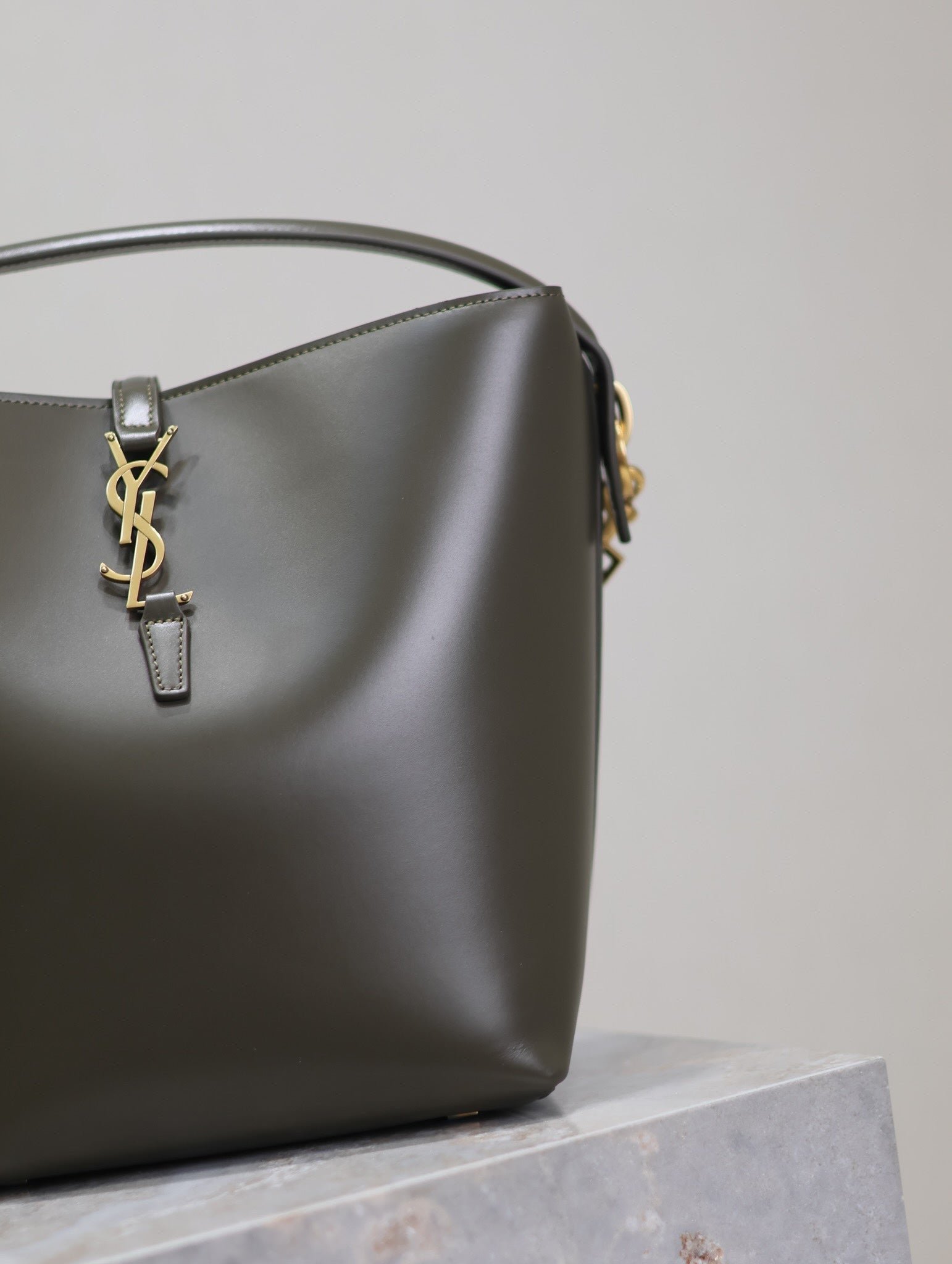 {Style No: U2IJO8XF} YSL 25S LE 5 À 7 BUCKET 26 IN DARK OLIVE CALFSKIN GOLD HARDWRE - Image 3