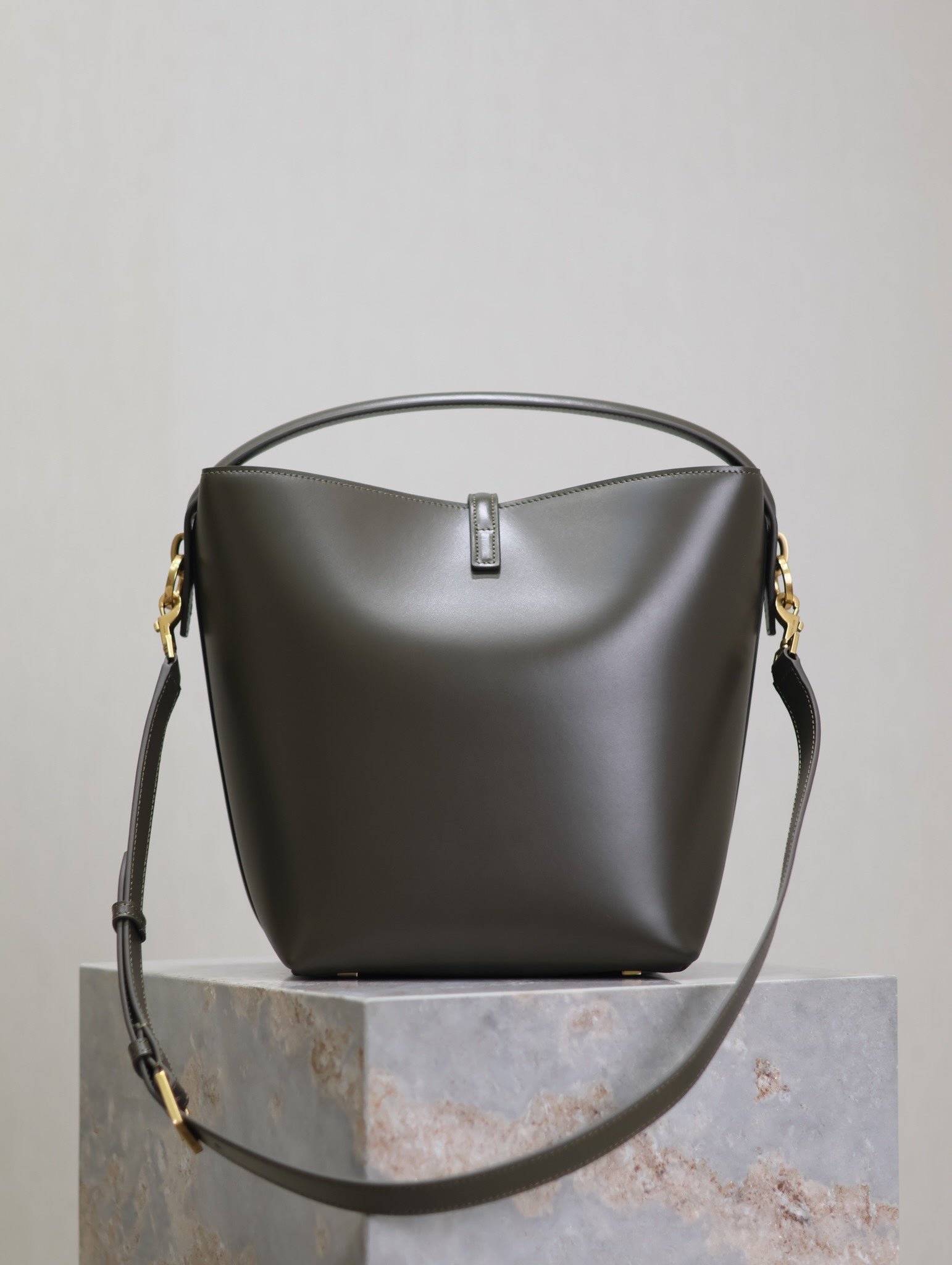 {Style No: U2IJO8XF} YSL 25S LE 5 À 7 BUCKET 26 IN DARK OLIVE CALFSKIN GOLD HARDWRE - Image 2