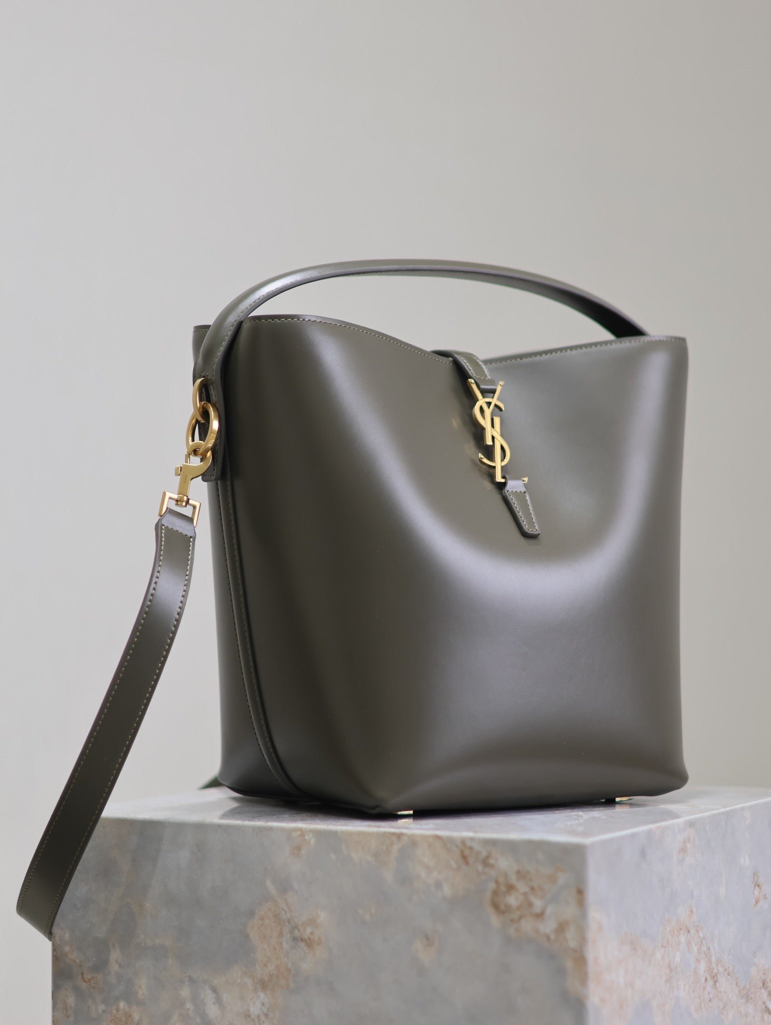 {Style No: 1IV4DIME} YSL 25S LE 5 À 7 BUCKET 26 IN DARK OLIVE CALFSKIN GOLD HARDWARE - Image 7
