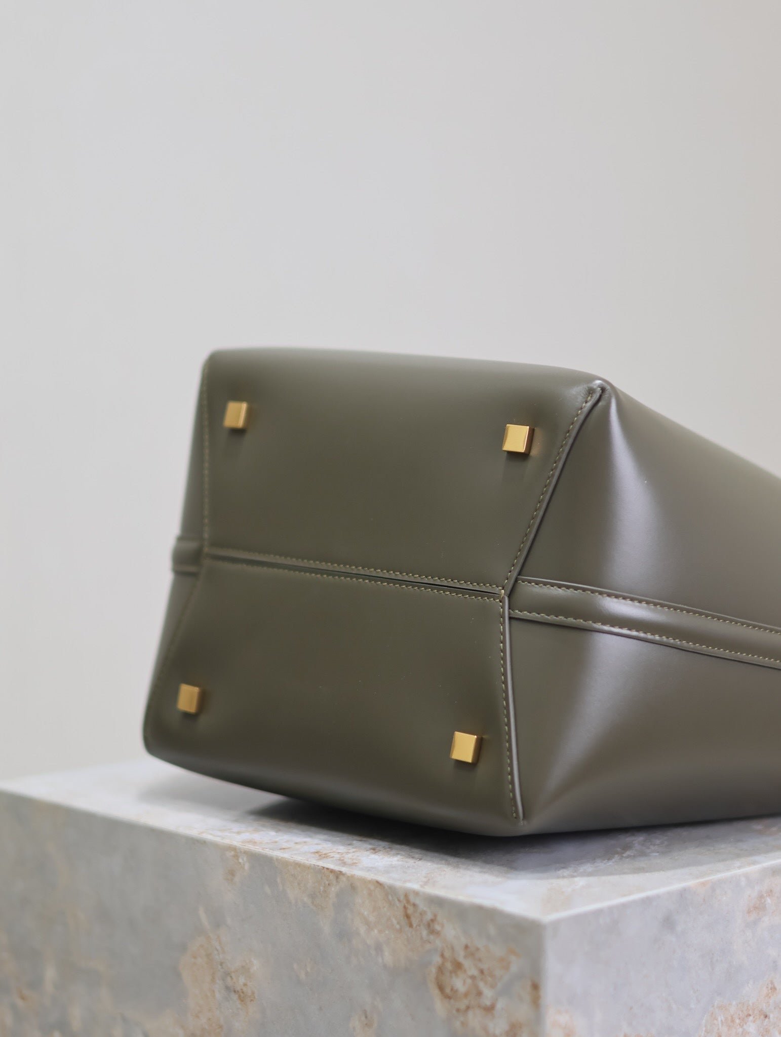 {Style No: 1IV4DIME} YSL 25S LE 5 À 7 BUCKET 26 IN DARK OLIVE CALFSKIN GOLD HARDWARE - Image 9
