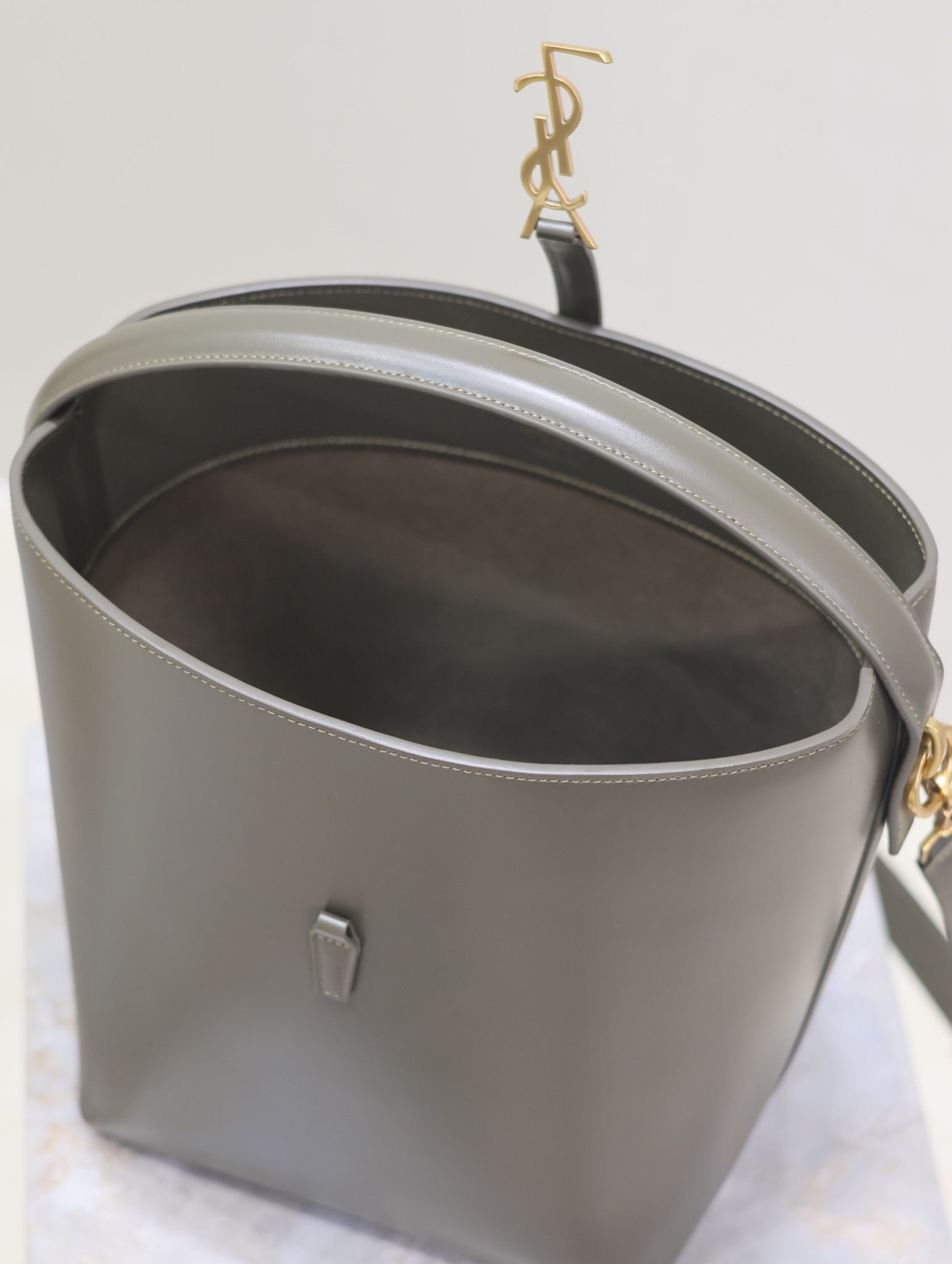{Style No: 1IV4DIME} YSL 25S LE 5 À 7 BUCKET 26 IN DARK OLIVE CALFSKIN GOLD HARDWARE - Image 8