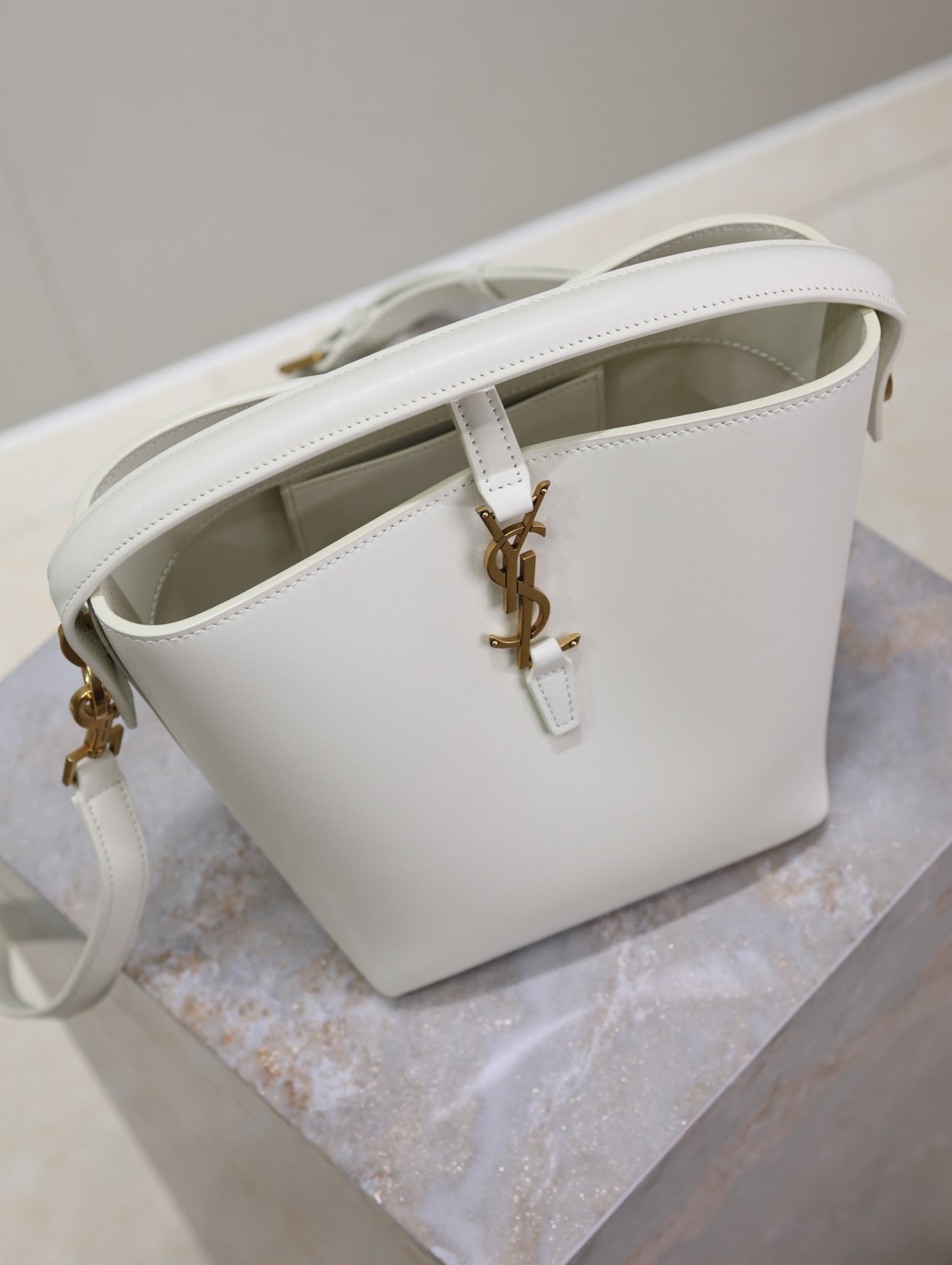 {Style No: 2YTCG7RJ} YSL 25S LE 37 BAG 20 IN DUSTY GRAY CALFSKIN GOLD HARDWRE - Image 4
