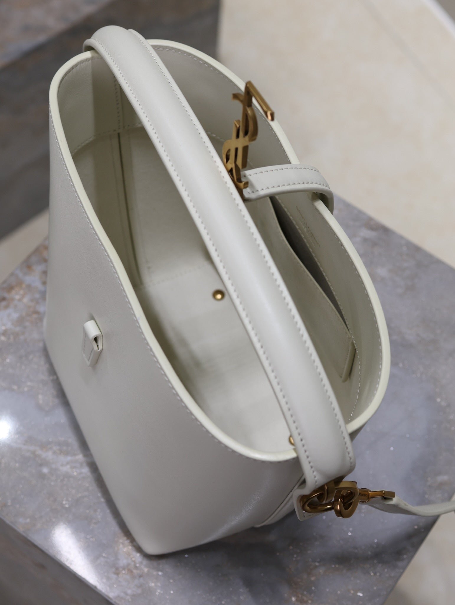 {Style No: 2YTCG7RJ} YSL 25S LE 37 BAG 20 IN DUSTY GRAY CALFSKIN GOLD HARDWRE - Image 5