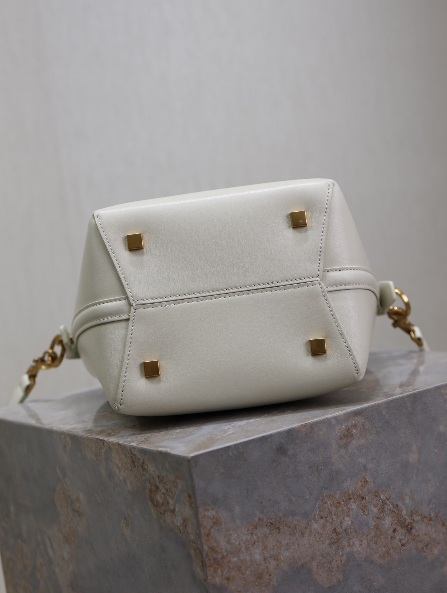 {Style No: 2YTCG7RJ} YSL 25S LE 37 BAG 20 IN DUSTY GRAY CALFSKIN GOLD HARDWRE - Image 9