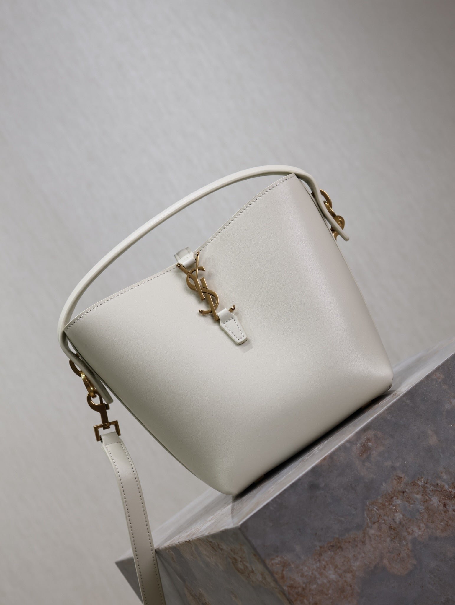 {Style No: 2YTCG7RJ} YSL 25S LE 37 BAG 20 IN DUSTY GRAY CALFSKIN GOLD HARDWRE - Image 8