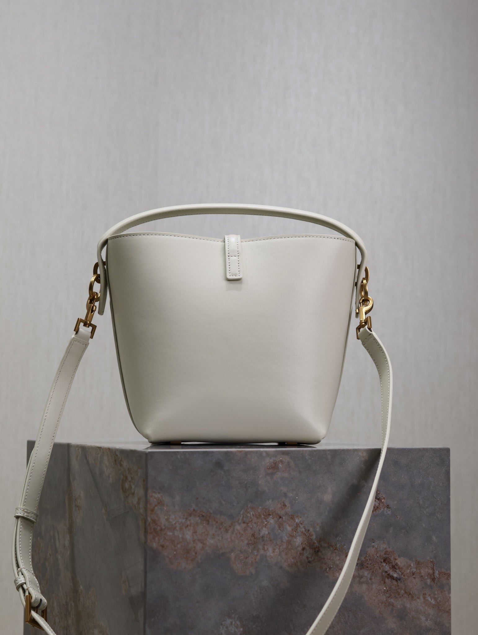 {Style No: 2YTCG7RJ} YSL 25S LE 37 BAG 20 IN DUSTY GRAY CALFSKIN GOLD HARDWRE - Image 2