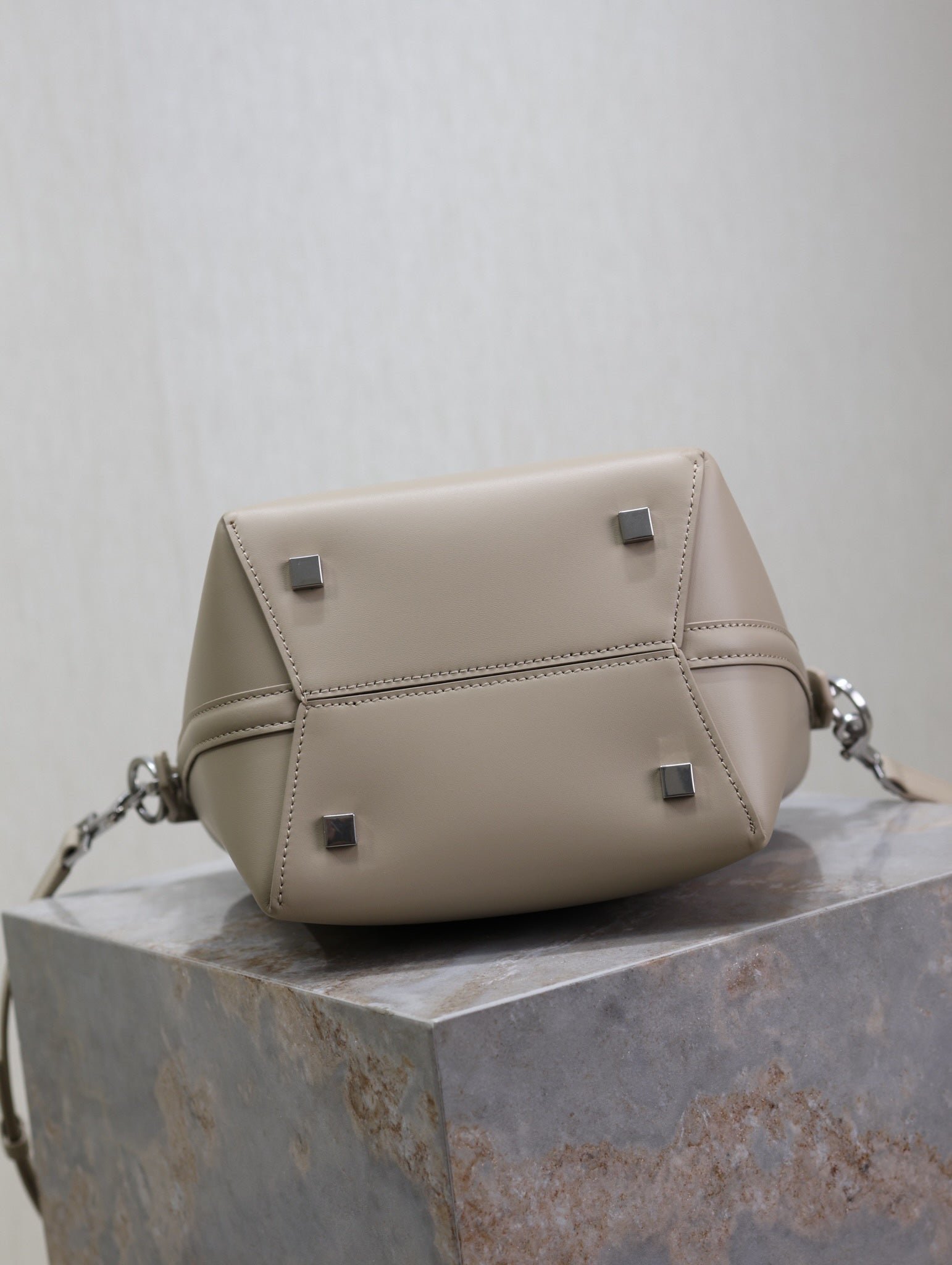 {Style No: M7KRBSFS} YSL 25S LE 37 BAG 20 IN DUSTY GRAY CALFSKIN SILVER HARDWRE - Image 9
