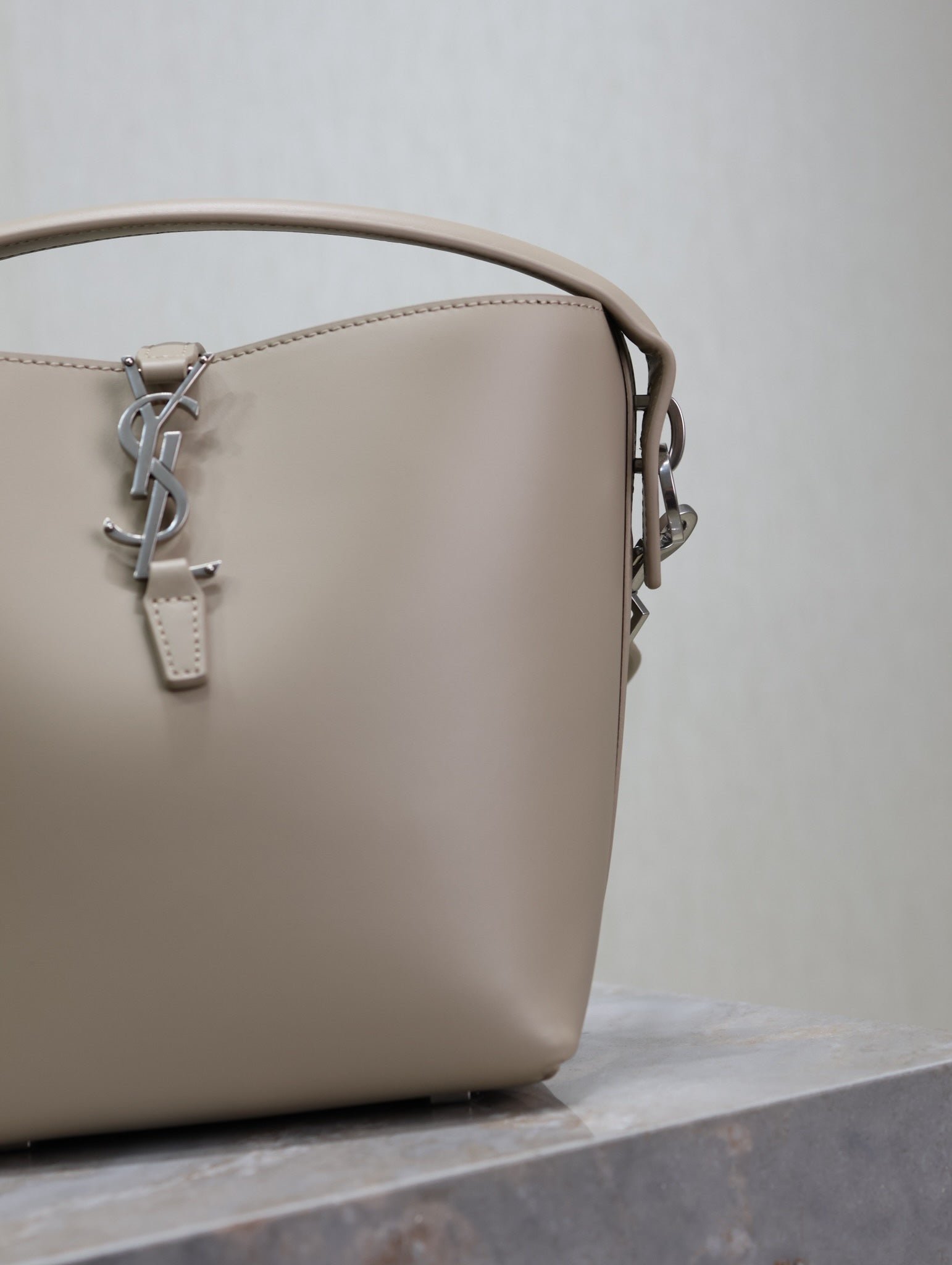 {Style No: M7KRBSFS} YSL 25S LE 37 BAG 20 IN DUSTY GRAY CALFSKIN SILVER HARDWRE - Image 4