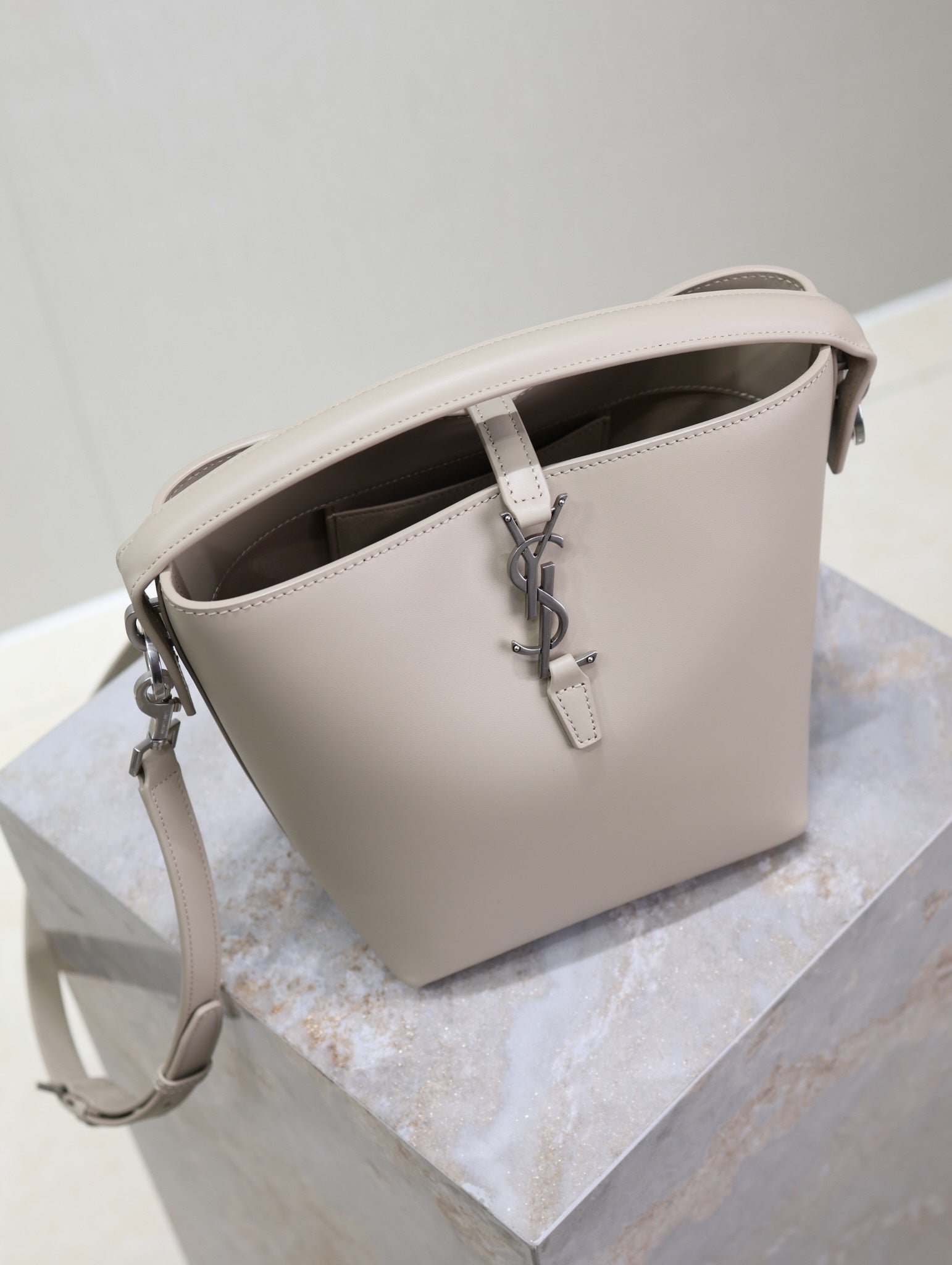 {Style No: M7KRBSFS} YSL 25S LE 37 BAG 20 IN DUSTY GRAY CALFSKIN SILVER HARDWRE - Image 6