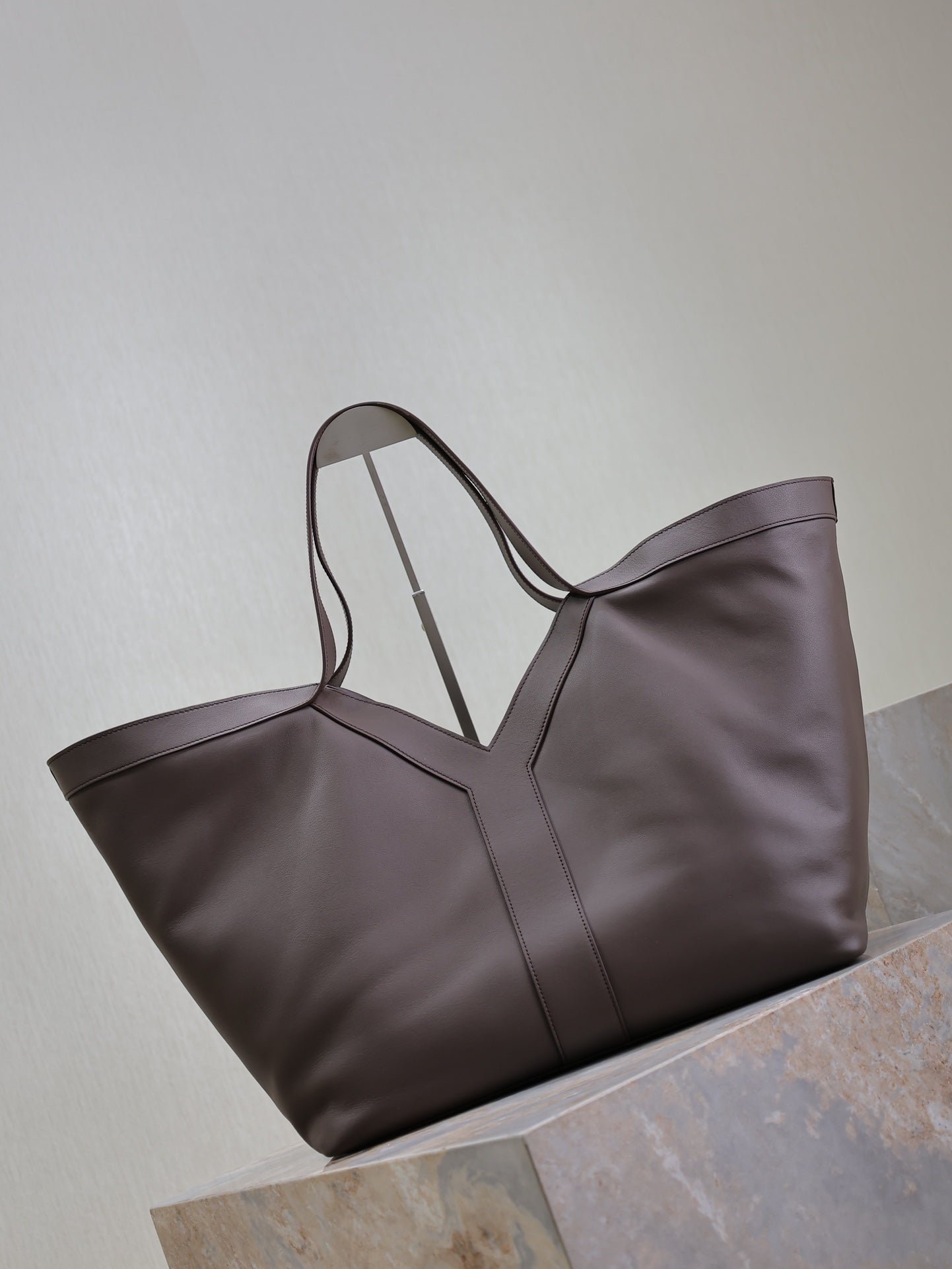{Style No: E6G1GP4X} YSL 25S Y TOTE 50 IN PURPLE BROWN CALFSKIN GOLD HARDWRE - Image 2