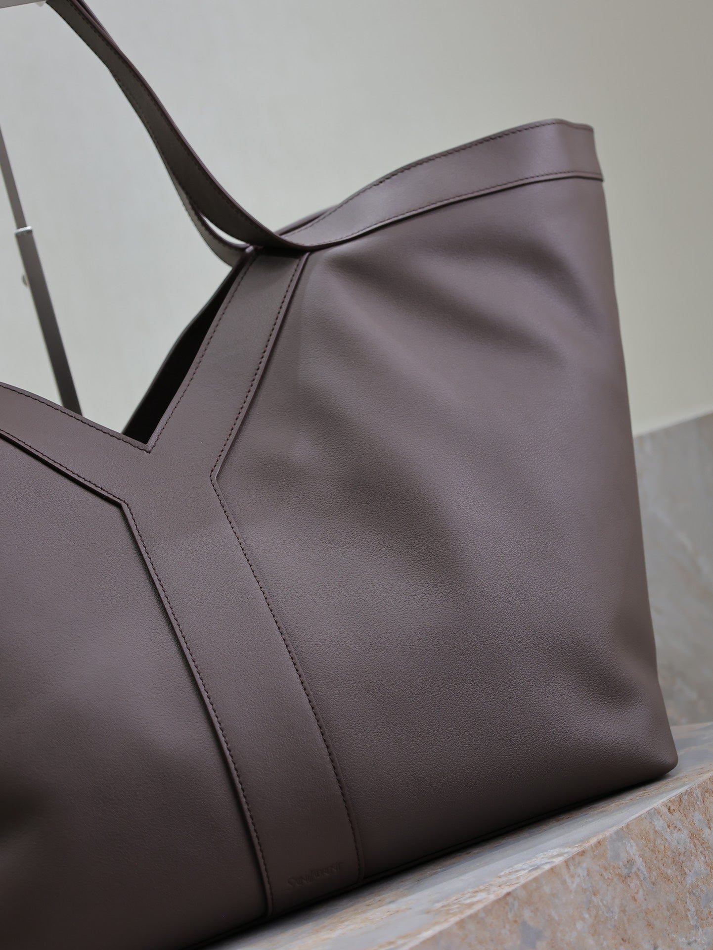 {Style No: E6G1GP4X} YSL 25S Y TOTE 50 IN PURPLE BROWN CALFSKIN GOLD HARDWRE - Image 3