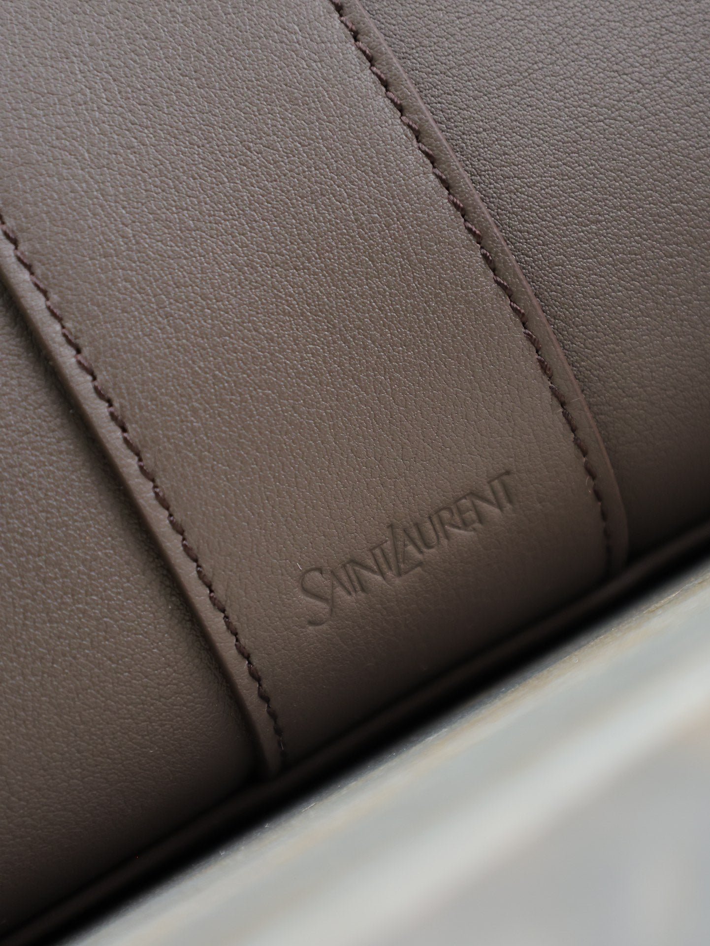 {Style No: E6G1GP4X} YSL 25S Y TOTE 50 IN PURPLE BROWN CALFSKIN GOLD HARDWRE - Image 4