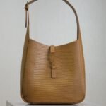 {Style No: GMQMTJPD} LE 5 À 7 SMALL SUPPLE 23 IN CIDER BROWN LIZARD-EMBOSSED CALFSKIN