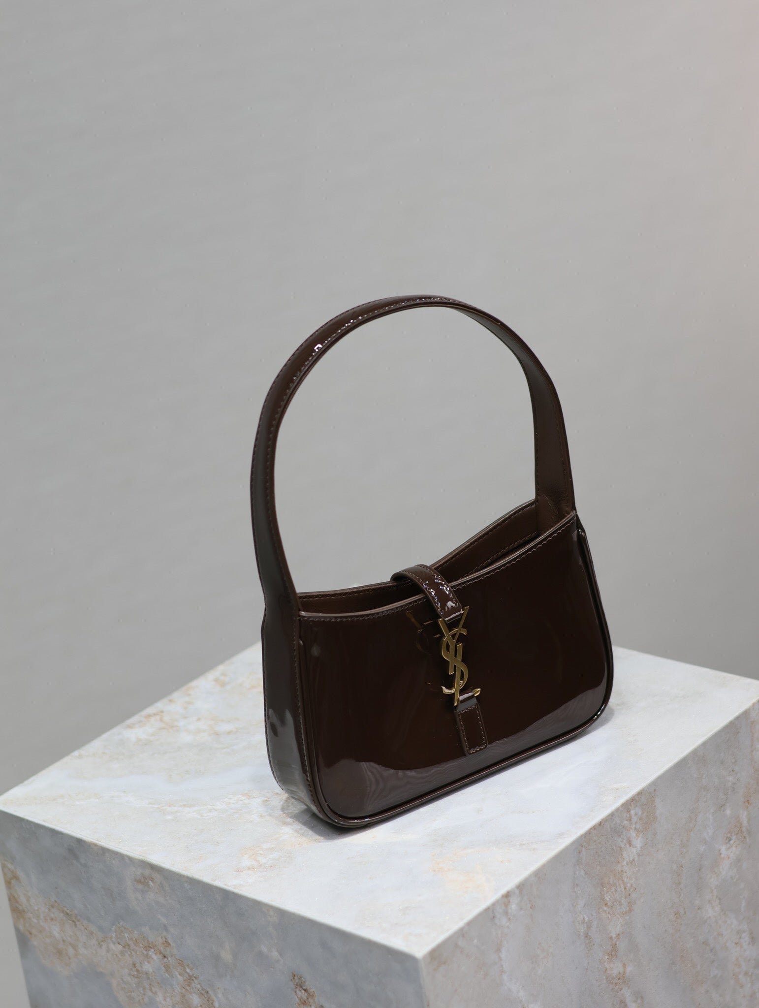 {Style No: S1NRMZD6} LE 5 À 7 MINI BAG 19 IN CHOCOLATE PATENT CALFSKIN GOLD LOGO - Image 2