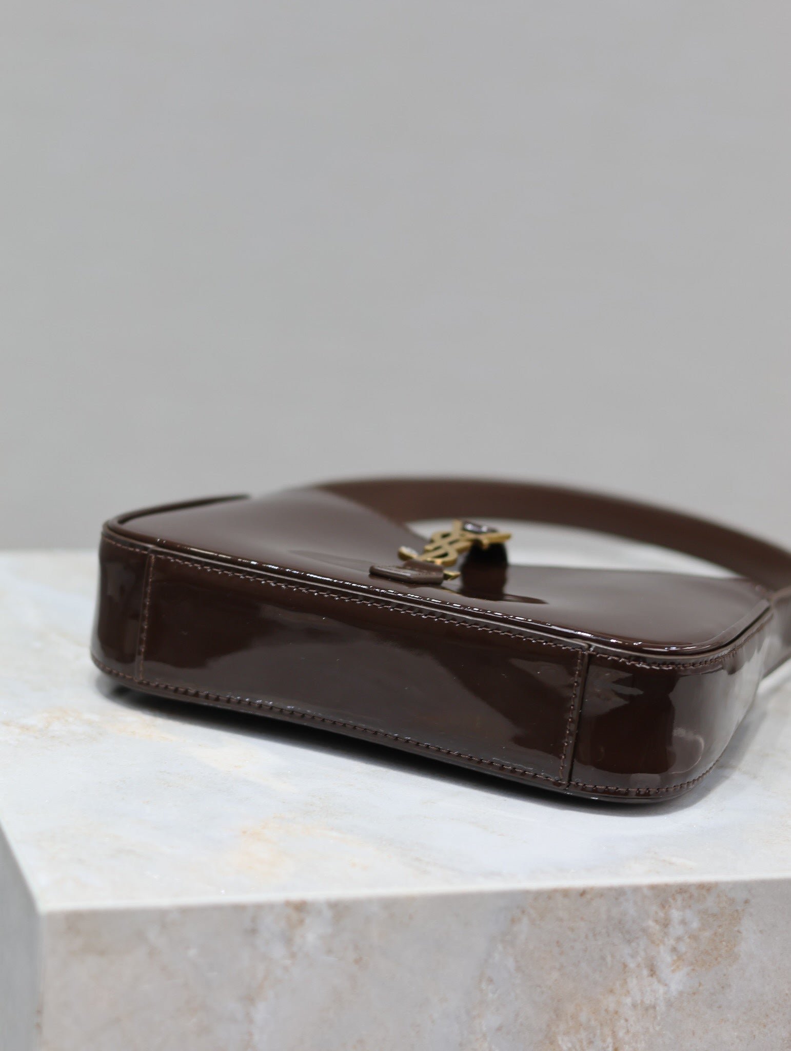 {Style No: S1NRMZD6} LE 5 À 7 MINI BAG 19 IN CHOCOLATE PATENT CALFSKIN GOLD LOGO - Image 3