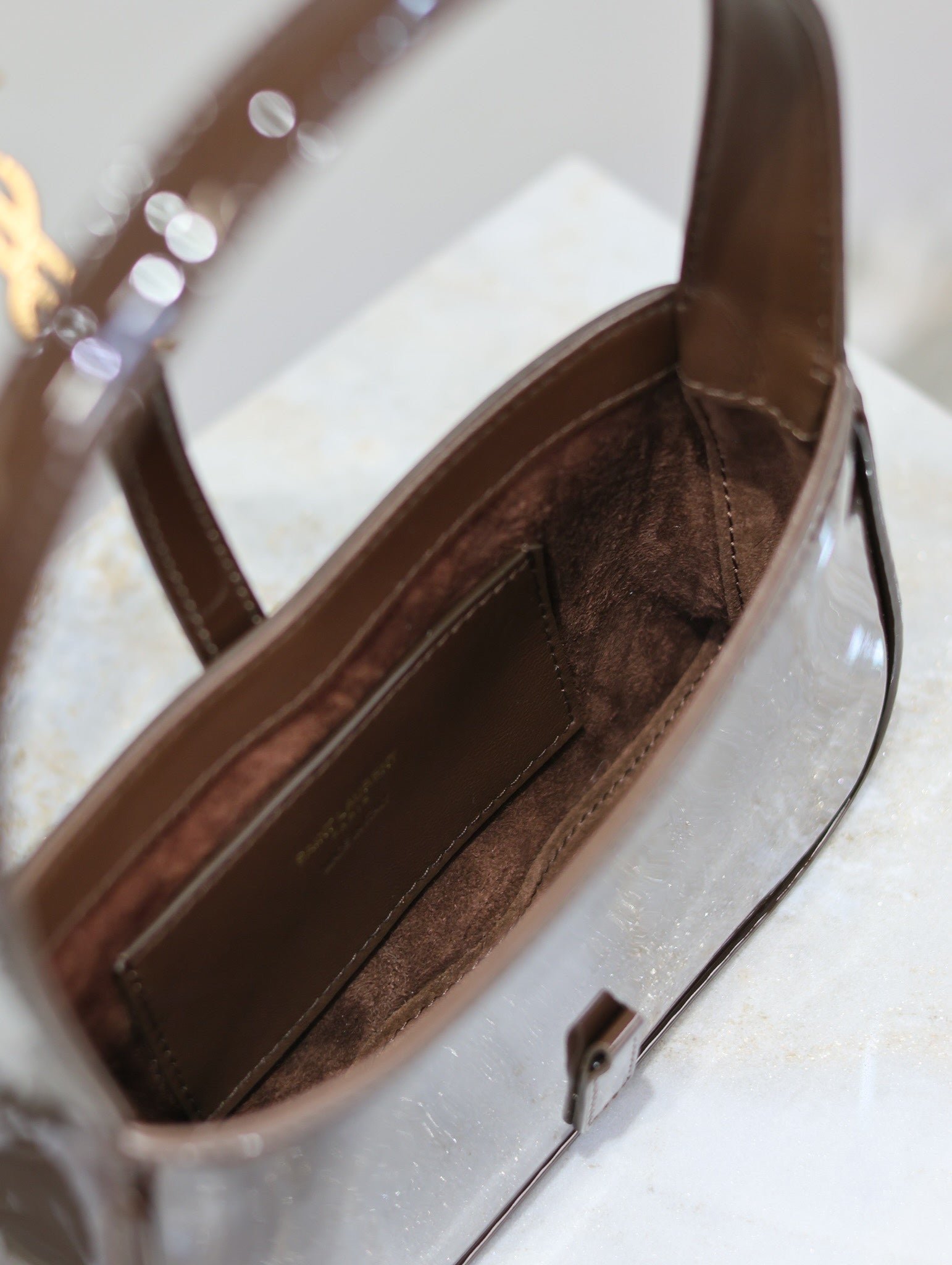 {Style No: S1NRMZD6} LE 5 À 7 MINI BAG 19 IN CHOCOLATE PATENT CALFSKIN GOLD LOGO - Image 4
