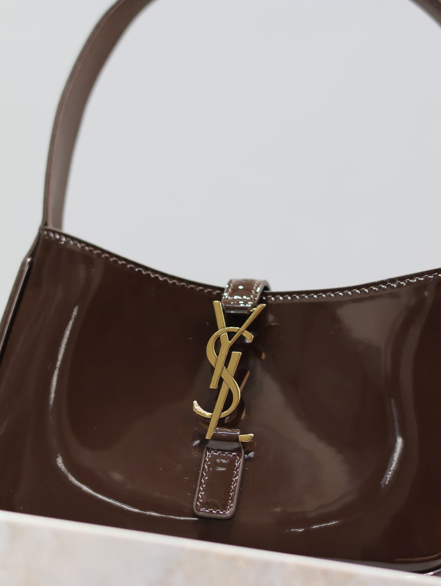 {Style No: S1NRMZD6} LE 5 À 7 MINI BAG 19 IN CHOCOLATE PATENT CALFSKIN GOLD LOGO - Image 5