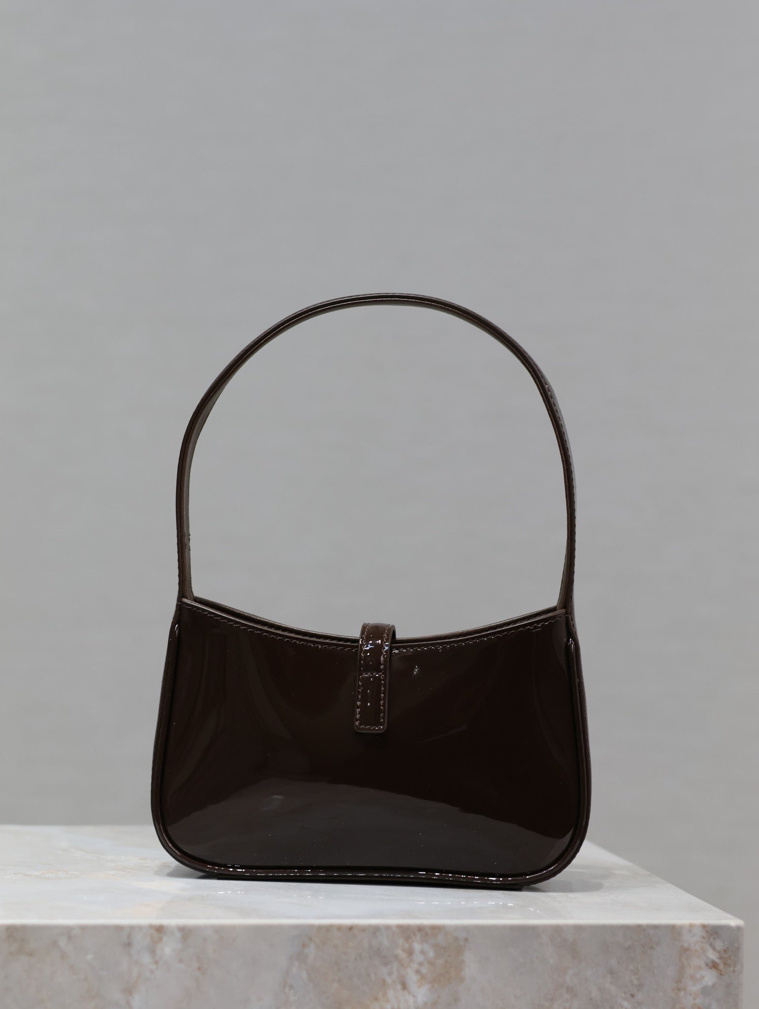 {Style No: S1NRMZD6} LE 5 À 7 MINI BAG 19 IN CHOCOLATE PATENT CALFSKIN GOLD LOGO - Image 6