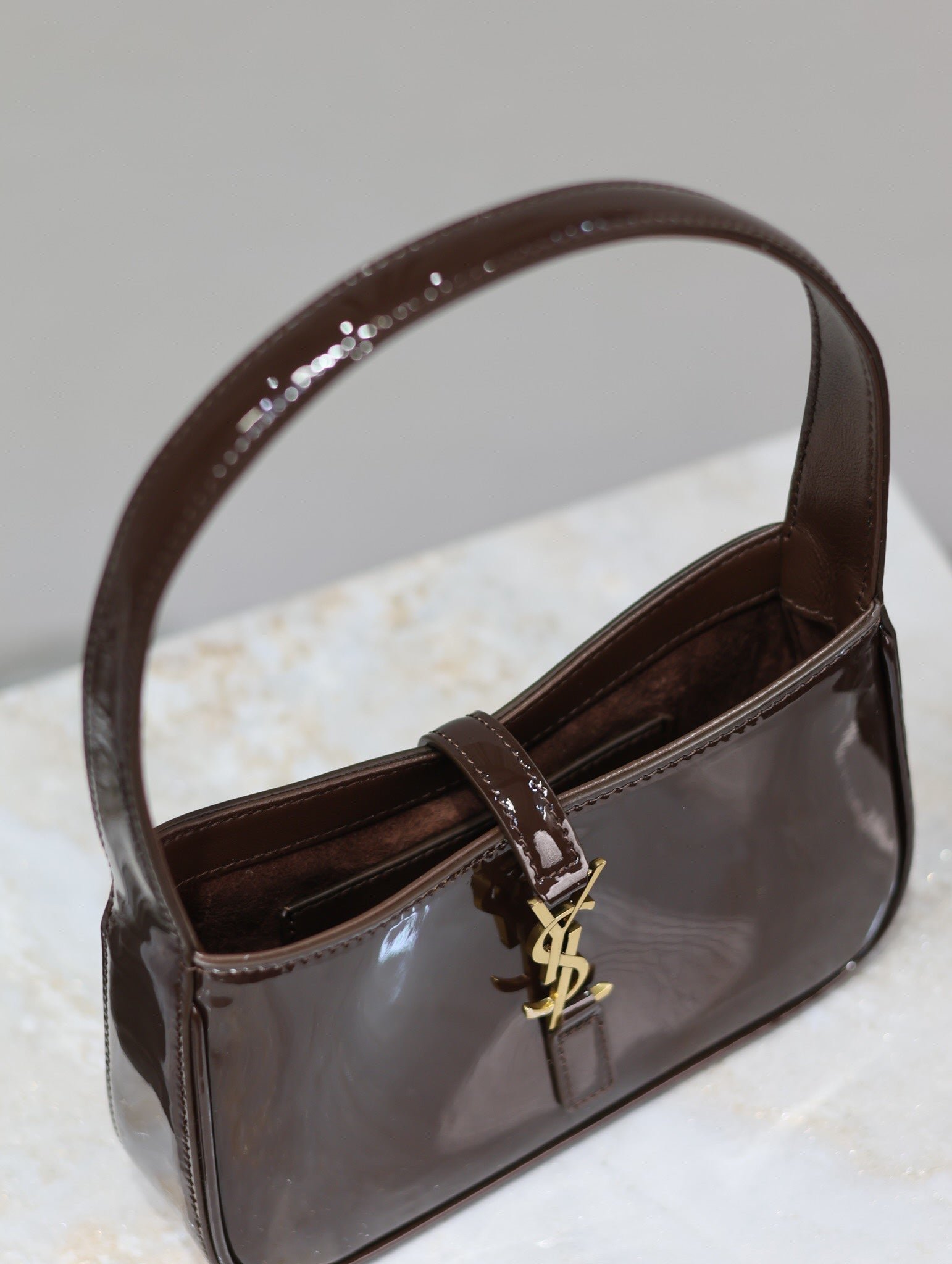 {Style No: S1NRMZD6} LE 5 À 7 MINI BAG 19 IN CHOCOLATE PATENT CALFSKIN GOLD LOGO - Image 8