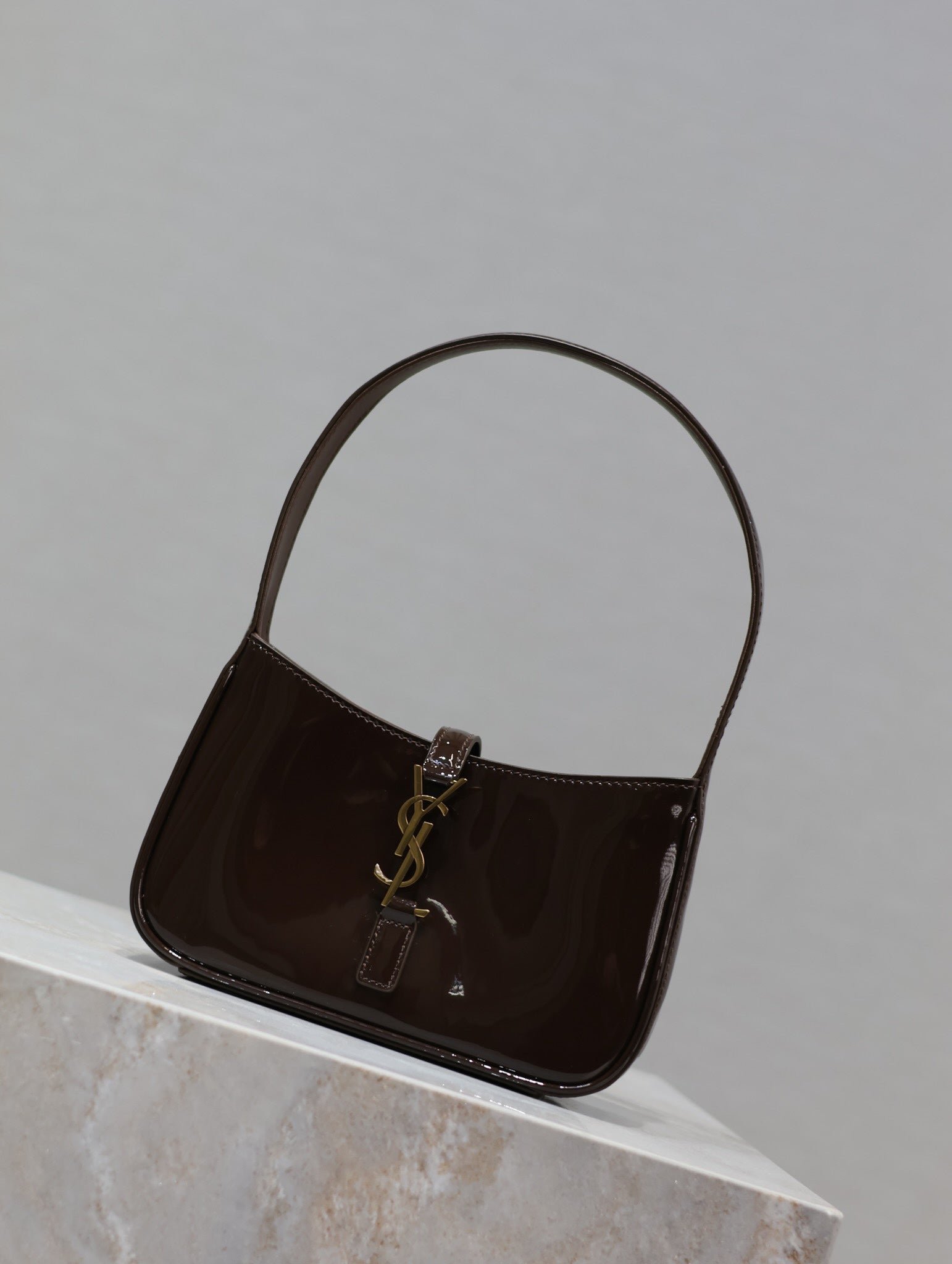 {Style No: S1NRMZD6} LE 5 À 7 MINI BAG 19 IN CHOCOLATE PATENT CALFSKIN GOLD LOGO - Image 9