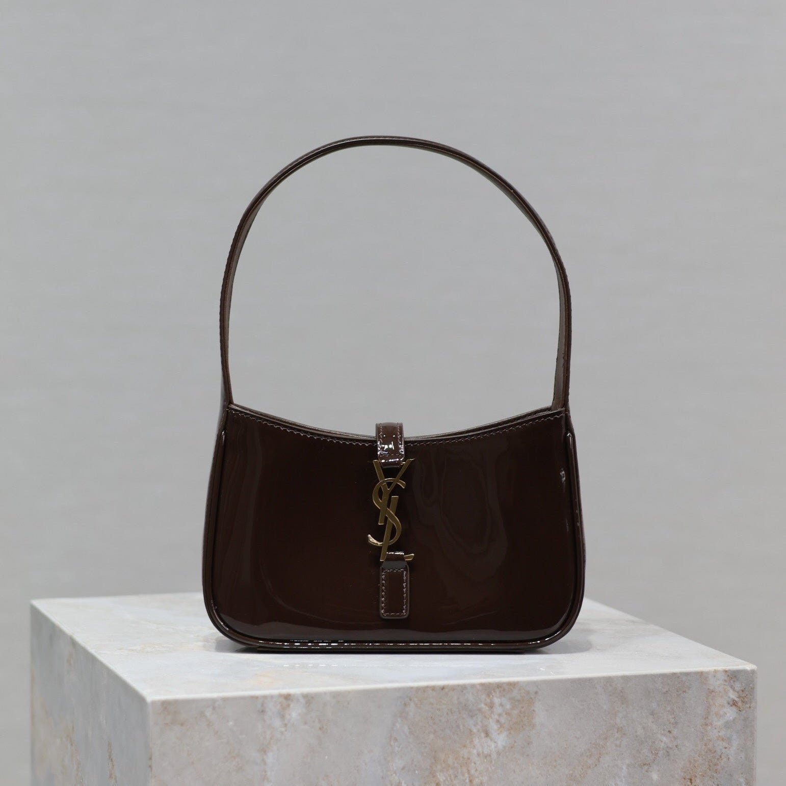 {Style No: S1NRMZD6} LE 5 À 7 MINI BAG 19 IN CHOCOLATE PATENT CALFSKIN GOLD LOGO