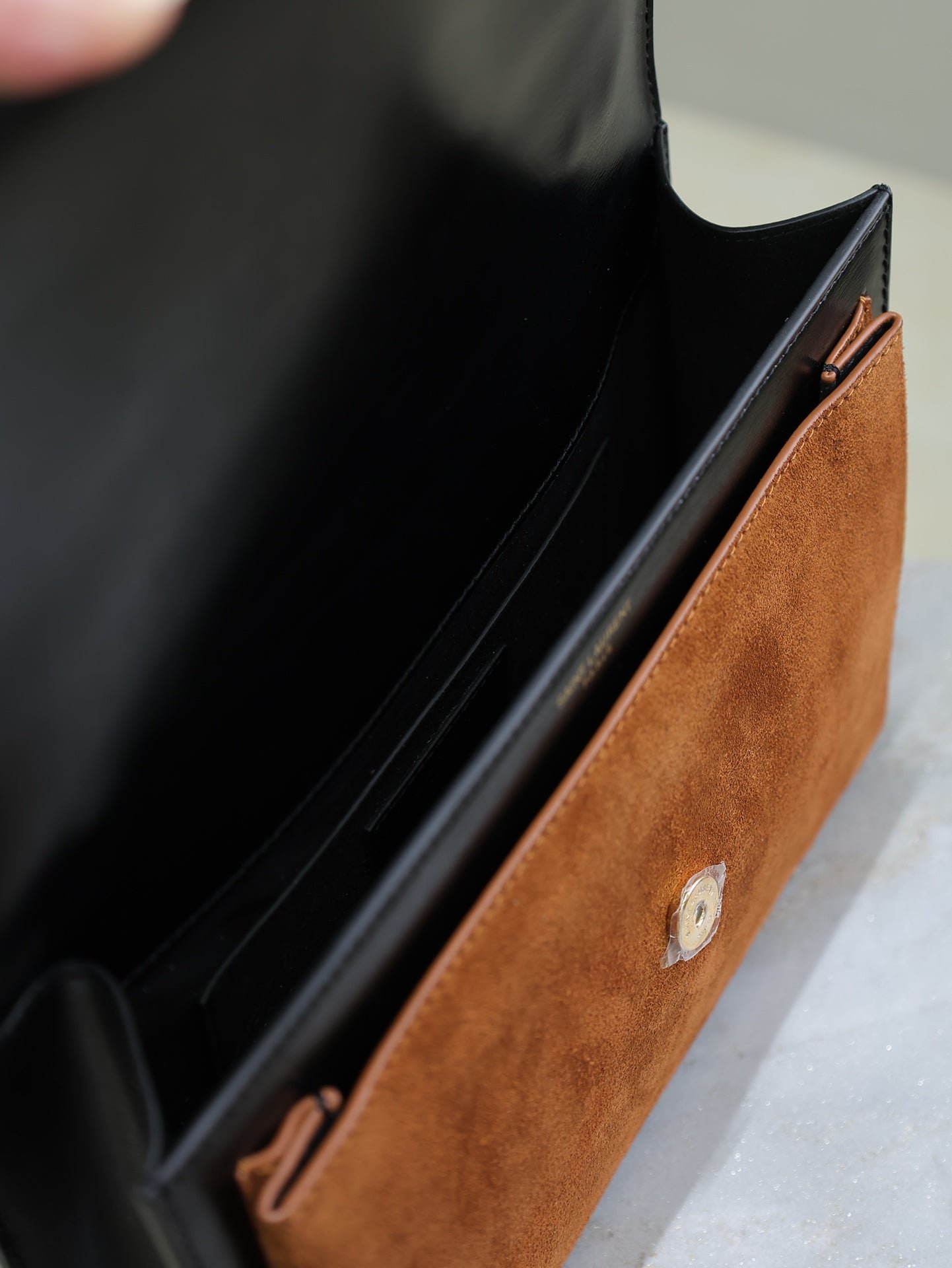 {Style No: UM3ZNP2Q} YSL 25S SUNSET MM 25 IN BLACK CALFSKIN AND CARAMEL SUEDE GOLD HARDWRE - Image 6