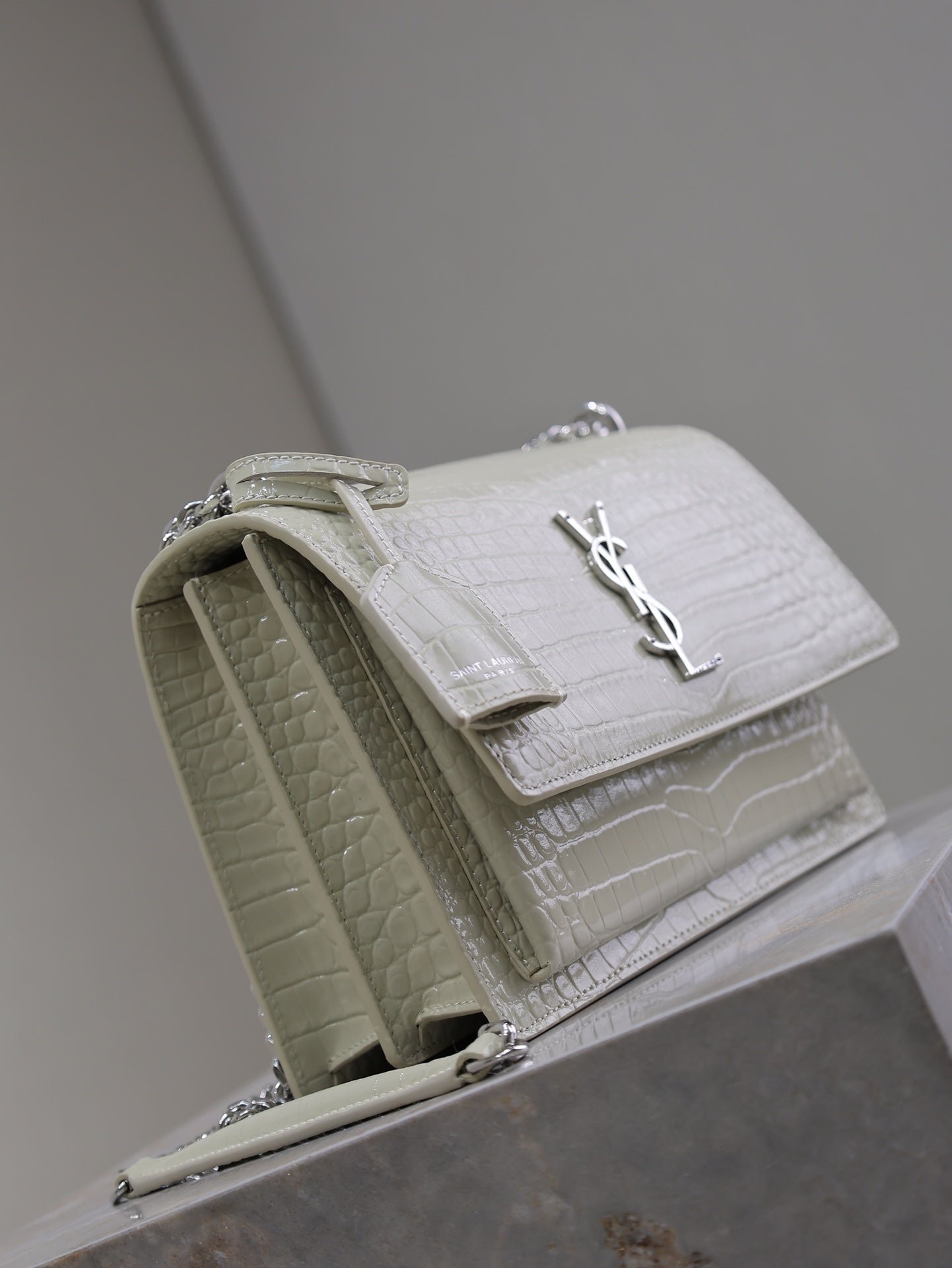 {Style No: NUYTK6XO} YSL 25S SUNSET MEDIUM 22 IN IVORY CROCODILE-EMBOSSED SHINY CALFSKIN SILVER HARDWRE - Image 7