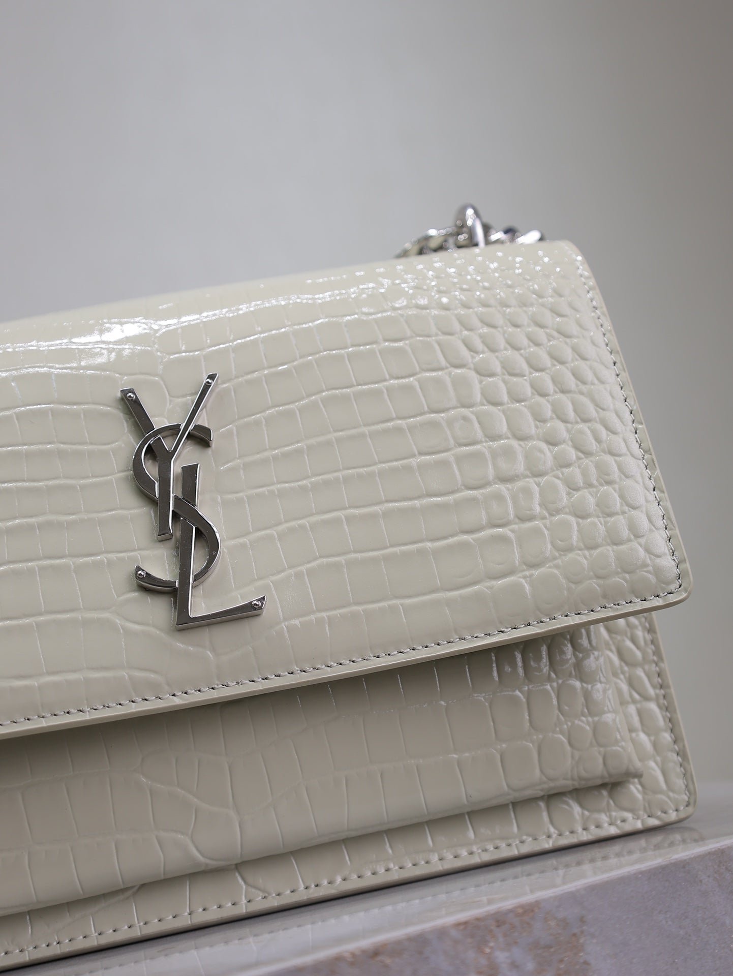 {Style No: NUYTK6XO} YSL 25S SUNSET MEDIUM 22 IN IVORY CROCODILE-EMBOSSED SHINY CALFSKIN SILVER HARDWRE - Image 3