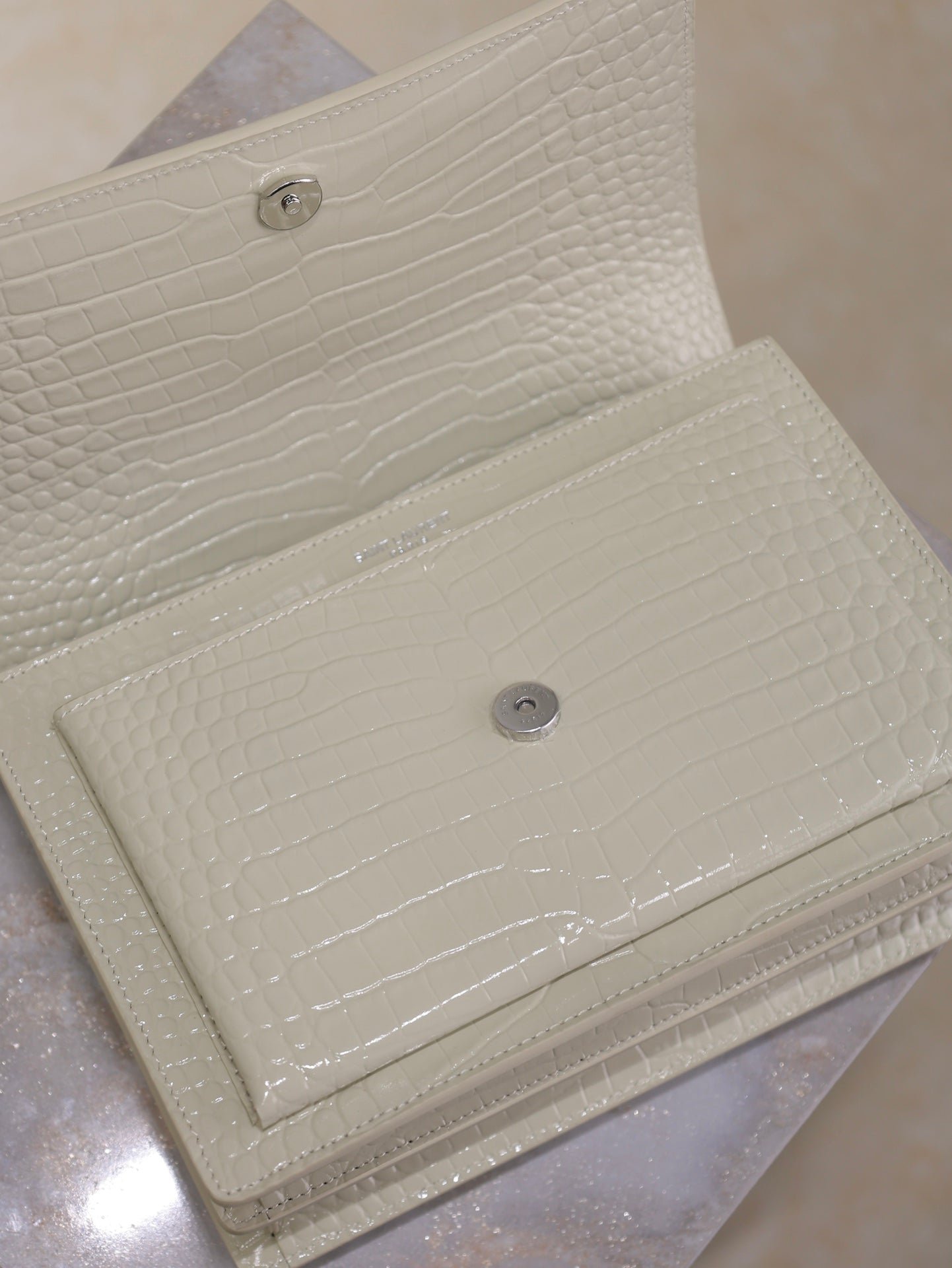 {Style No: NUYTK6XO} YSL 25S SUNSET MEDIUM 22 IN IVORY CROCODILE-EMBOSSED SHINY CALFSKIN SILVER HARDWRE - Image 9
