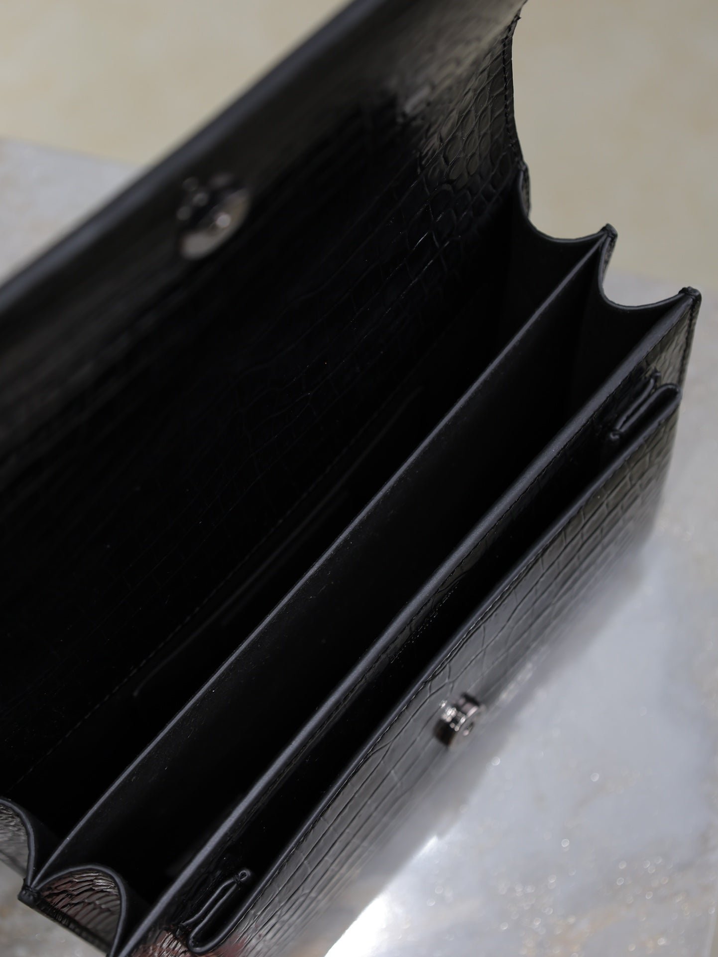 {Style No: YM266NE3} YSL 25S SUNSET MEDIUM 22 IN BLACK CROCODILE-EMBOSSED SHINY CALFSKIN BLACK HARDWARE - Image 5
