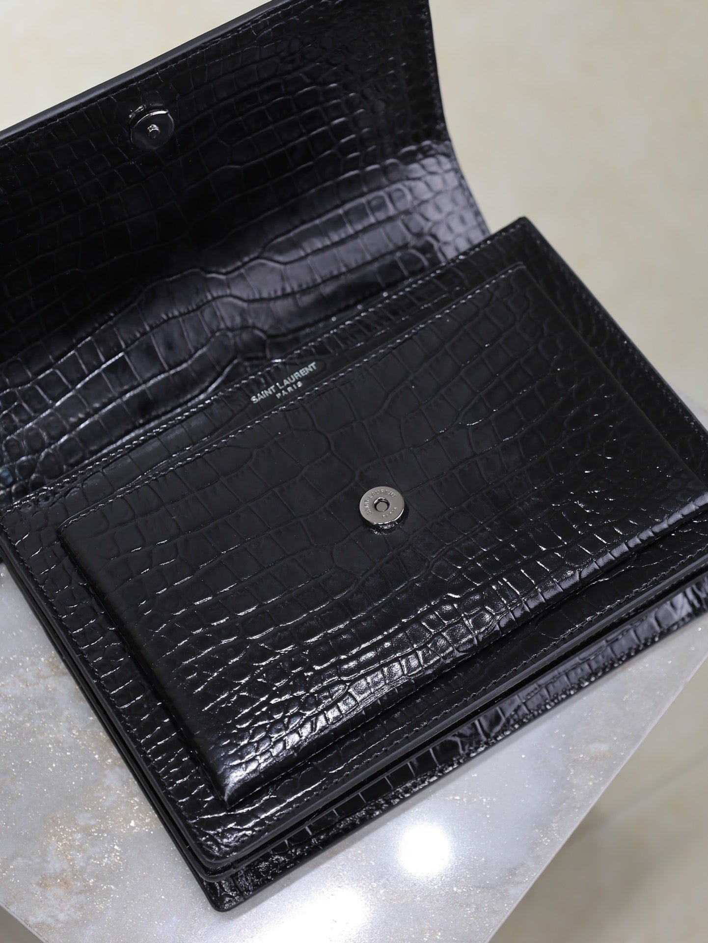 {Style No: YM266NE3} YSL 25S SUNSET MEDIUM 22 IN BLACK CROCODILE-EMBOSSED SHINY CALFSKIN BLACK HARDWARE - Image 4