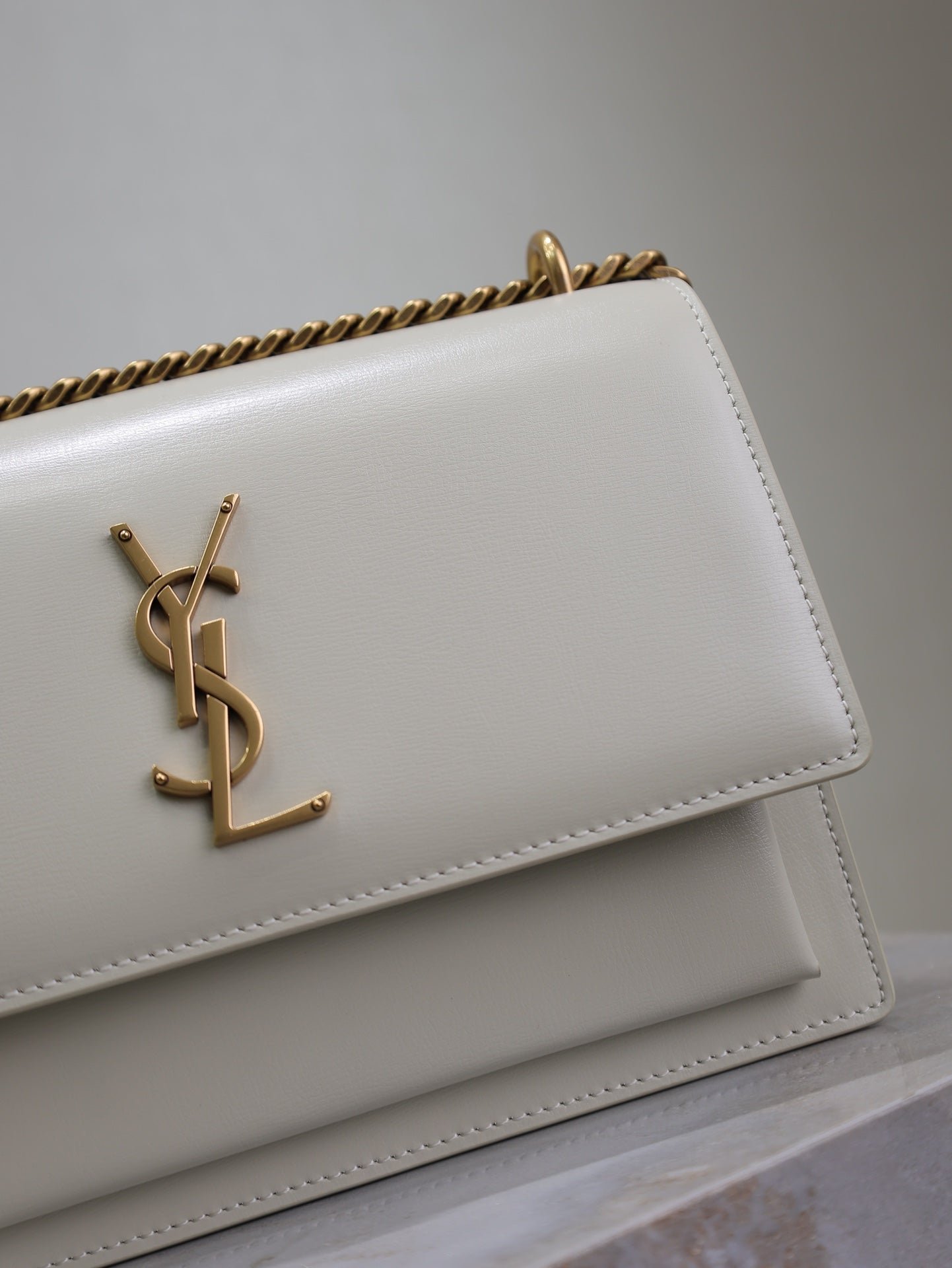 {Style No: 7NR8RBZI} YSL 25S SUNSET BAG 22 IN IVORY CALFSKIN GOLD HARDWARE - Image 3