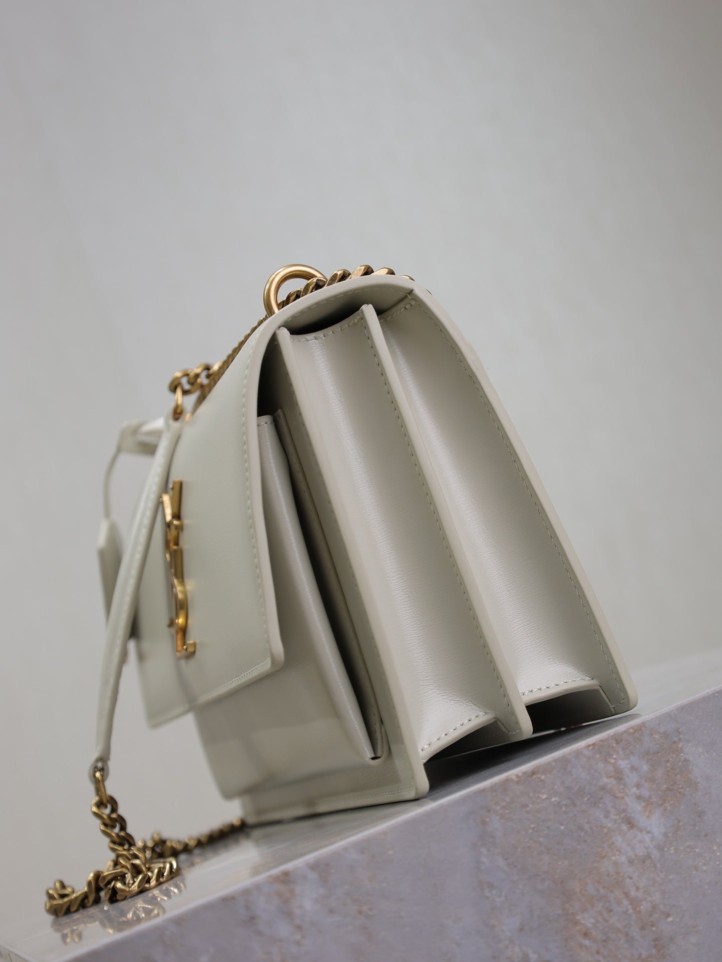 {Style No: 7NR8RBZI} YSL 25S SUNSET BAG 22 IN IVORY CALFSKIN GOLD HARDWARE - Image 8