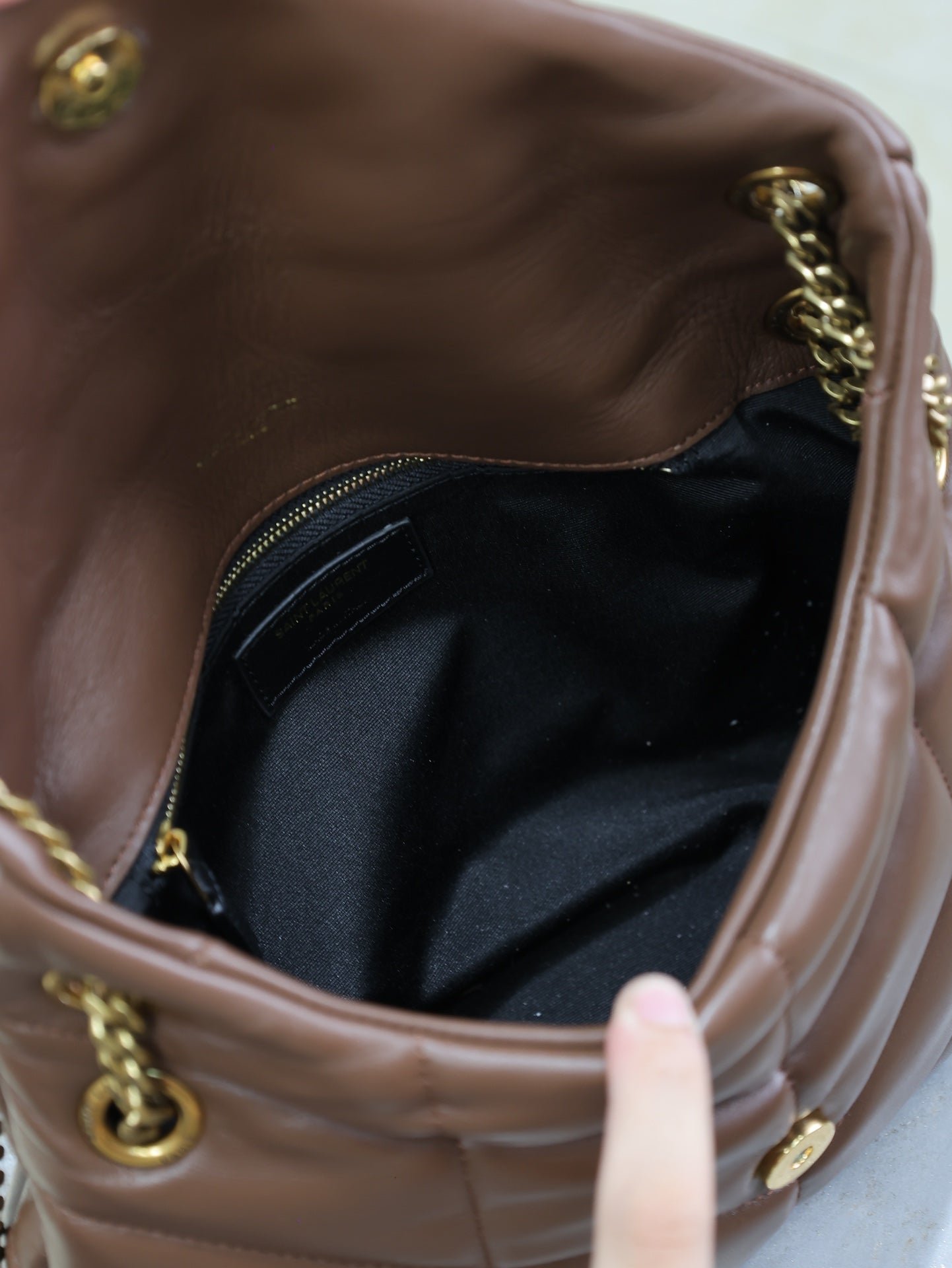 {Style No: 3X4KEAZR} YSL 25S LOULOU PUFFER MM 29 IN DARK BROWN CALFSKIN GOLD HARDWARE - Image 5