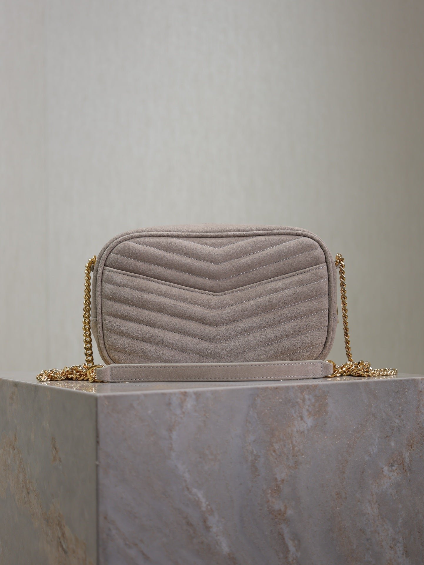 {Style No: 3OGR6DKK} LOU MINI CAMERA BAG 18 IN SILVER PINK SUEDE GOLD HARDWARE - Image 4