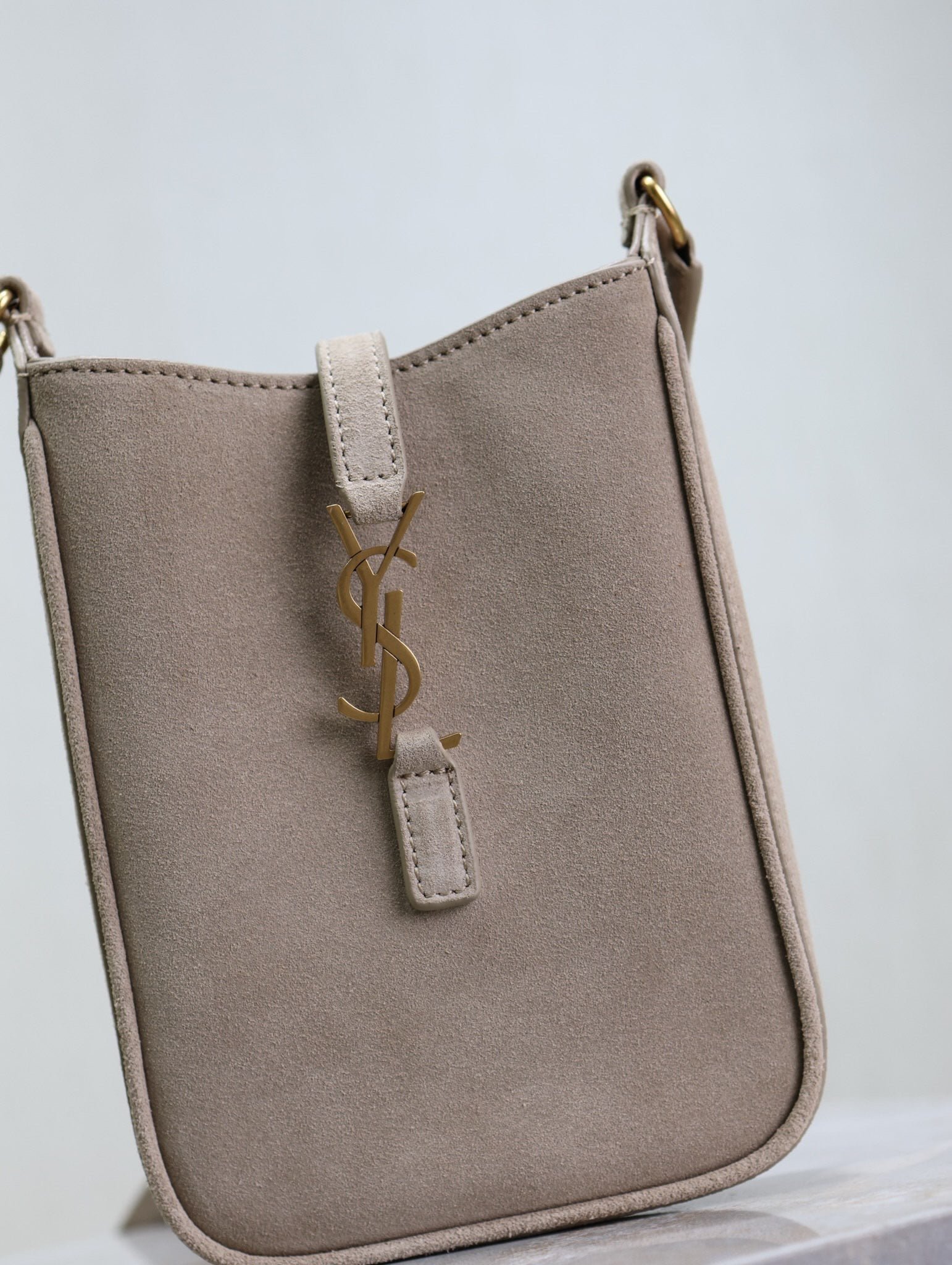{Style No: I943DTA8} LE 5 À 7 HOBO MINI BAG 18 IN LIGHT BROWN SUEDE COPPER HARDWARE - Image 4