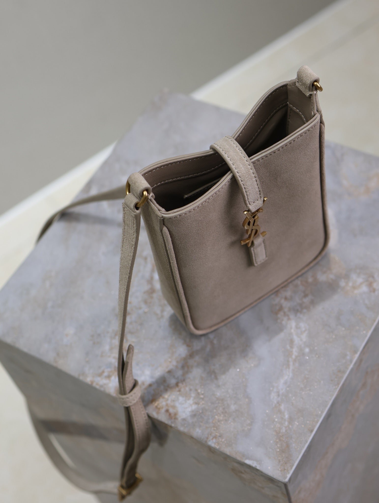 {Style No: I943DTA8} LE 5 À 7 HOBO MINI BAG 18 IN LIGHT BROWN SUEDE COPPER HARDWARE - Image 6