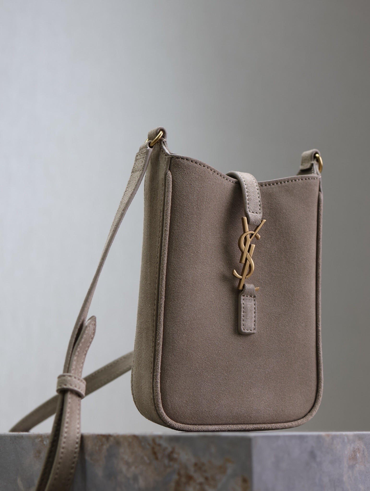 {Style No: I943DTA8} LE 5 À 7 HOBO MINI BAG 18 IN LIGHT BROWN SUEDE COPPER HARDWARE - Image 7